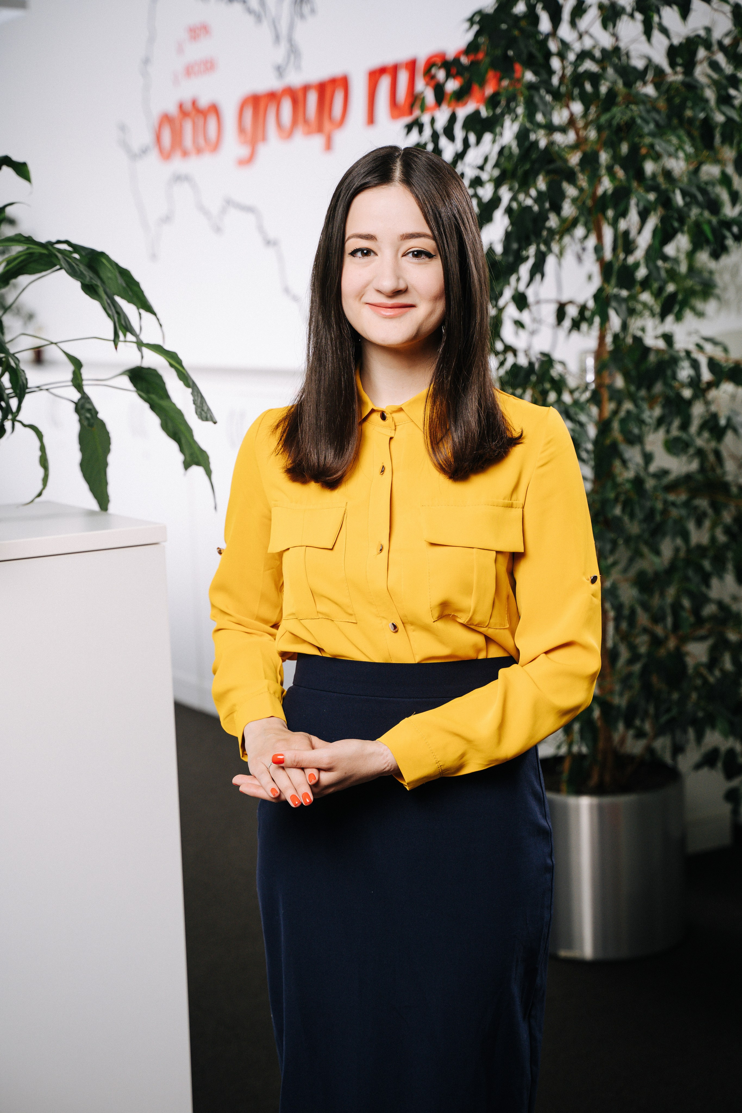 Фотография команды на фоне логотипа компании — сильный HR-бренд.