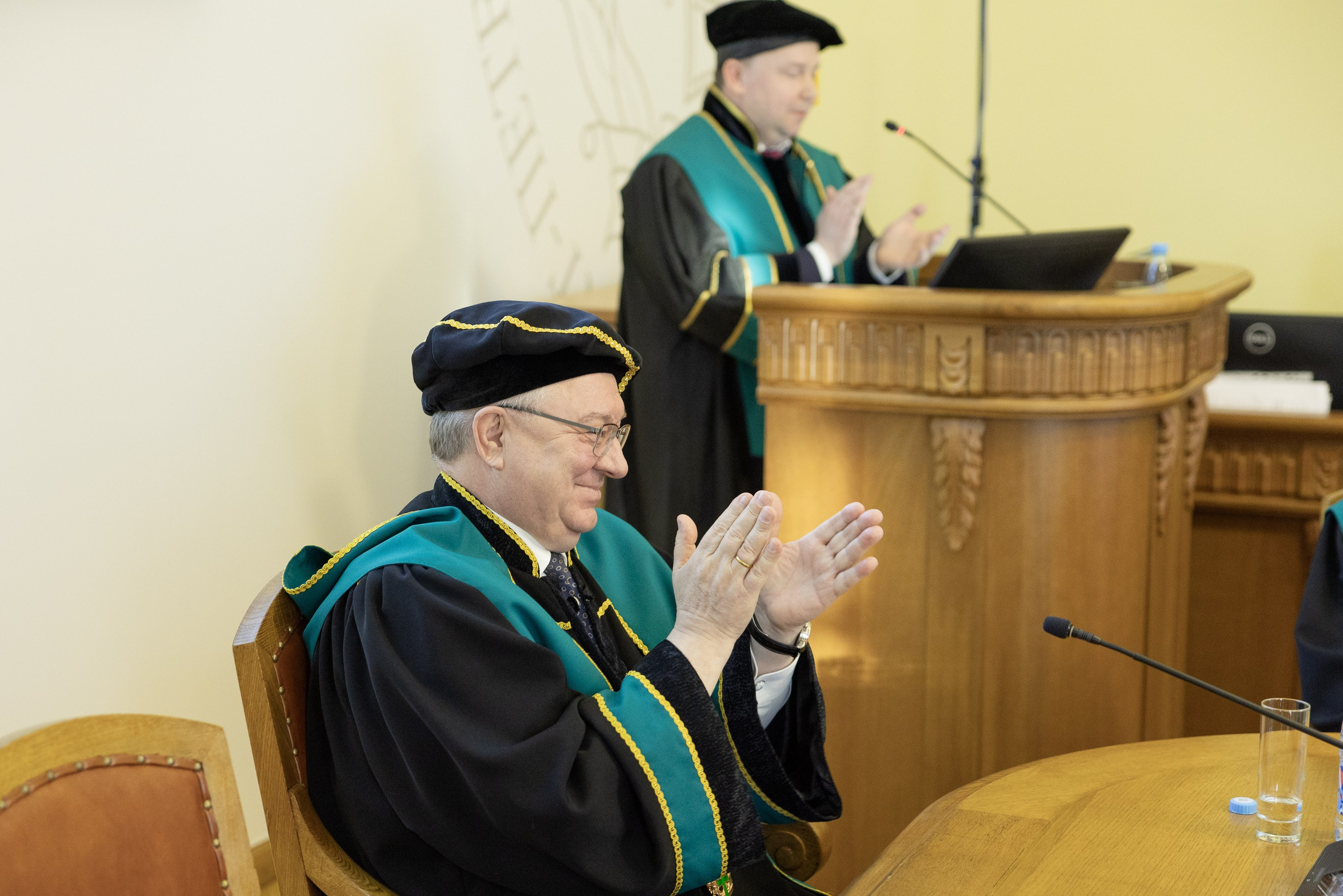 Вручения Мантия Почётного доктора директору Эрмитажа Михаилу Пиотровскому. Cup of Bib