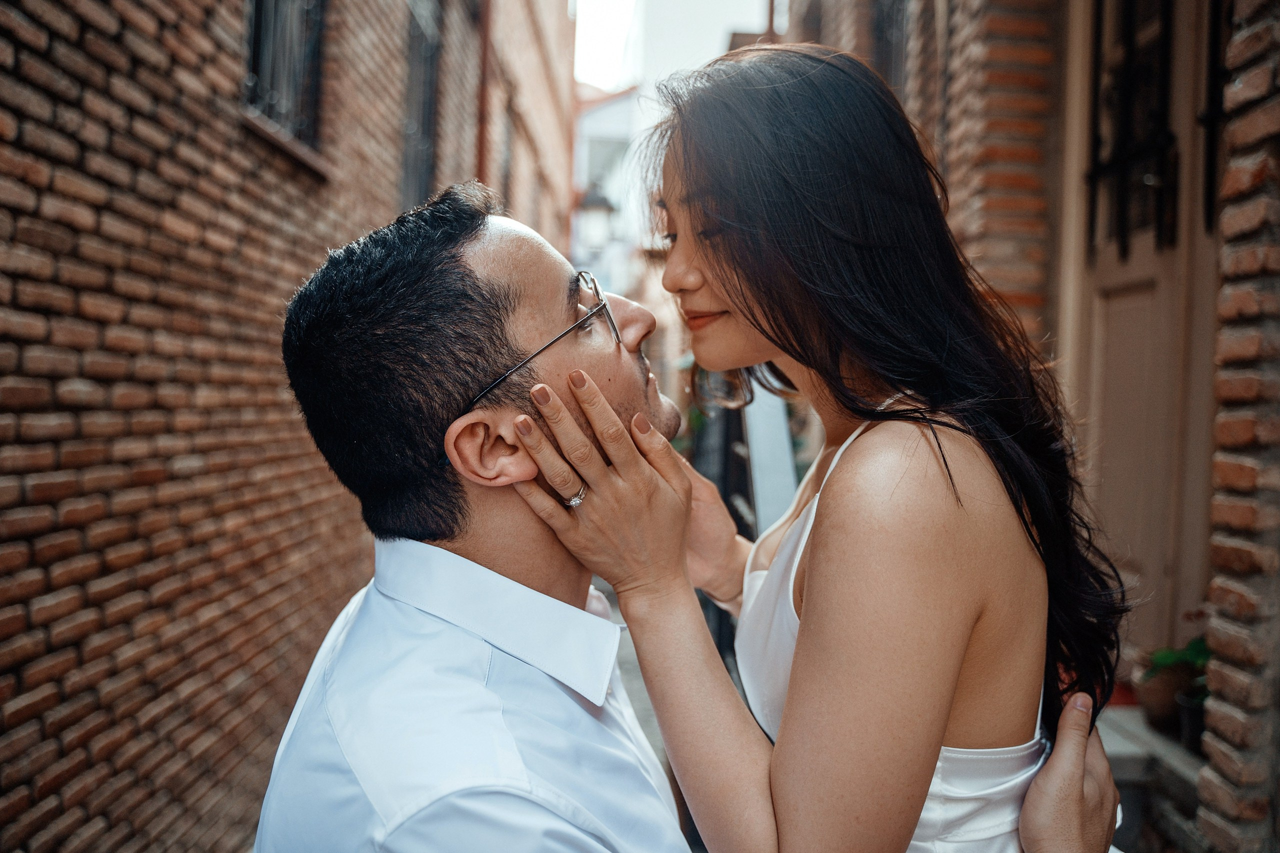 Alaeddine & Matika on the Peace Bridge in Tbilisi. Photographer Sergey Otkrytyi in Batumi & Tbilisi