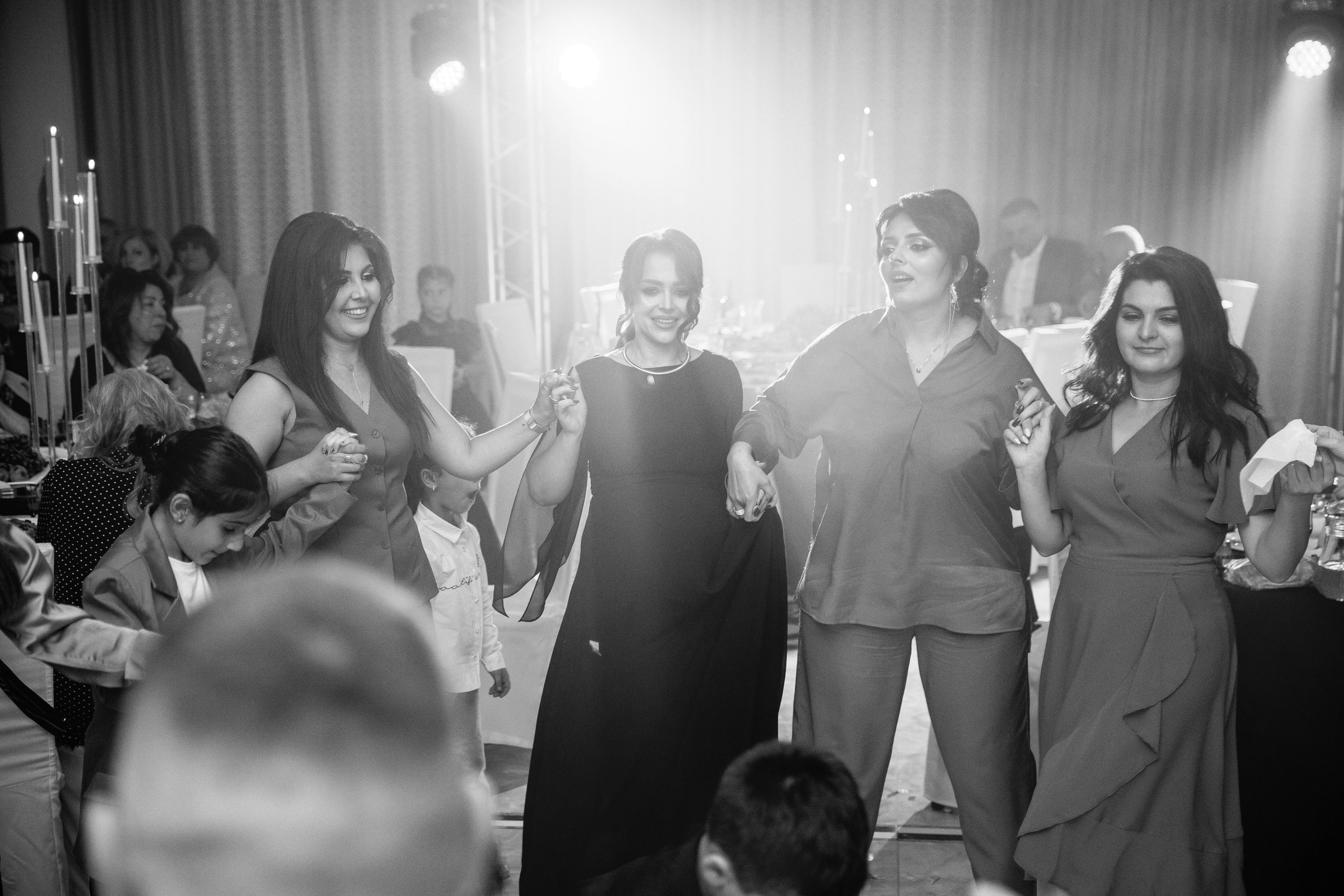 Ани и Назели. 35&5 День рождения, «Янтарь». Фотограф в Красноярске Надежда Воскресенская