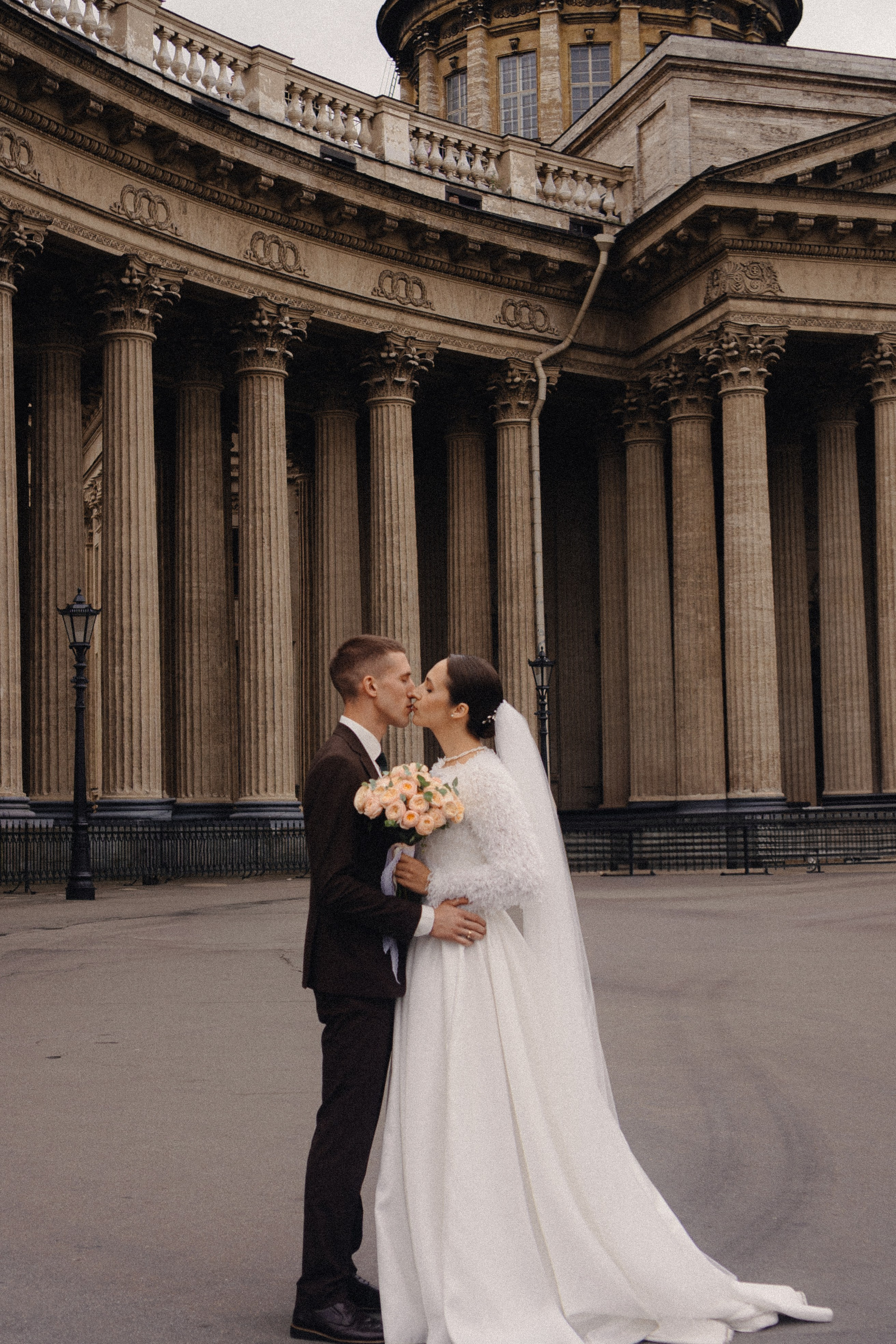 СВАДЕБНАЯ ПРОГУЛКА В САНТК-ПЕТЕРБУРГЕ (ИСАКИЕВСКИЙ СОБОР, ЗИМНЯЯ КАНАВКА, ЭРМИТАЖ И БОЛЬШАЯ МОРСКАЯ УЛИЦА). Профессиональный фотограф, Санкт-Петербург — Виктория Богомолова