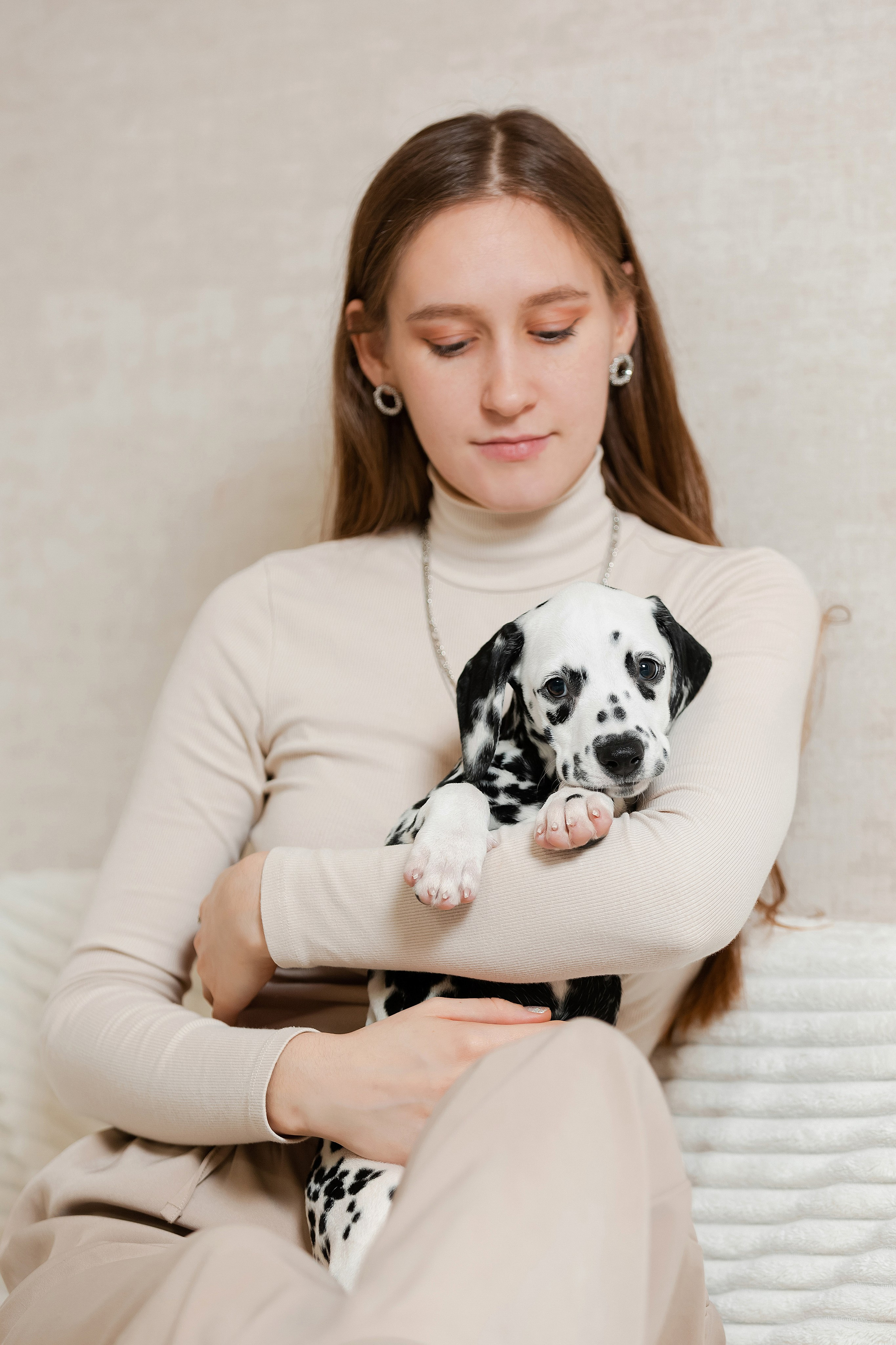 Далматины на ручках у девушки. Фотограф-анималист в Краснодаре Маша Мельникова