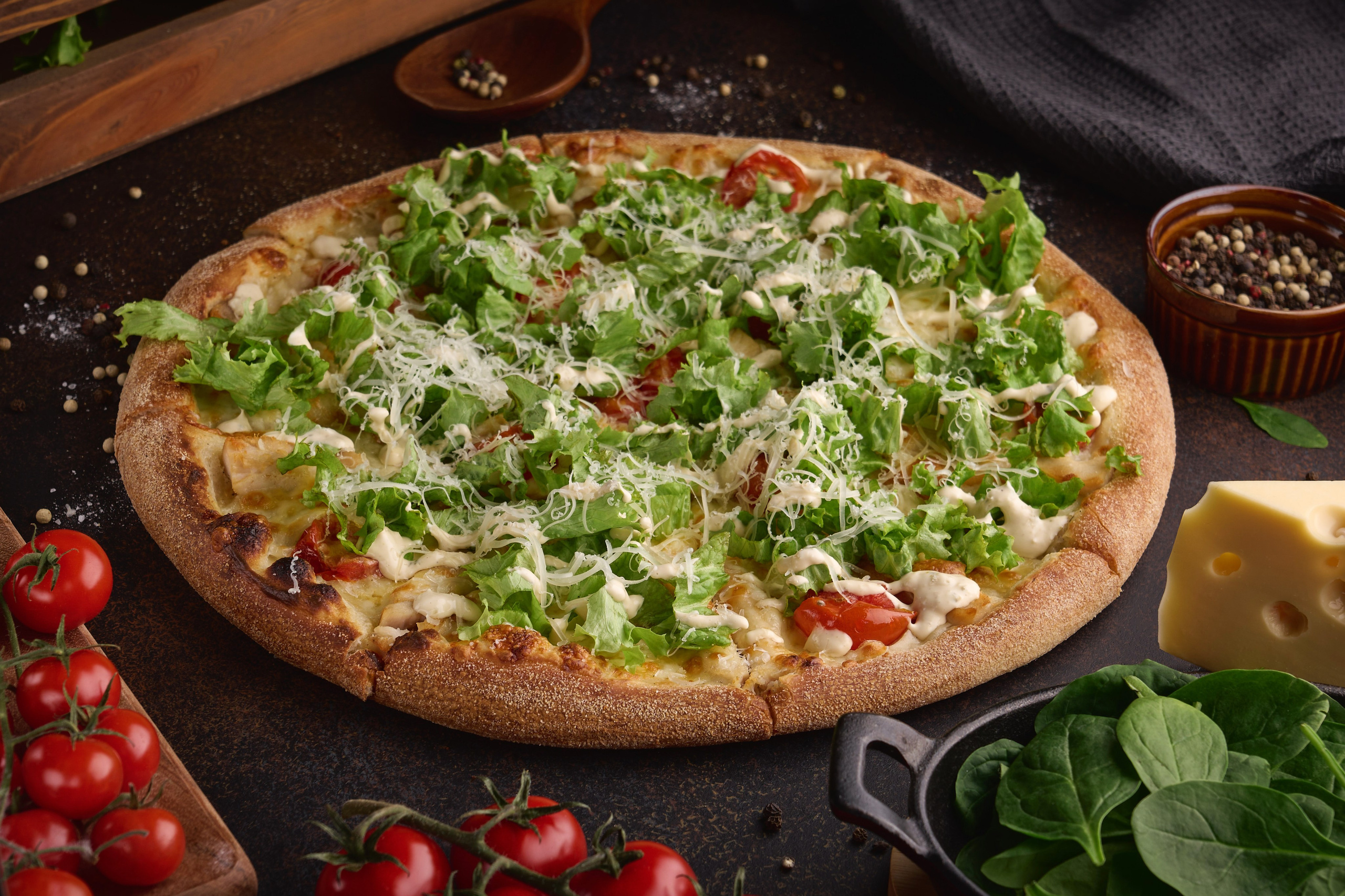 Пицца Цезарь с курицей сыром салатом и соусом под углом ресторан ШефBRO Камышин фуд фотограф Гаврилычев