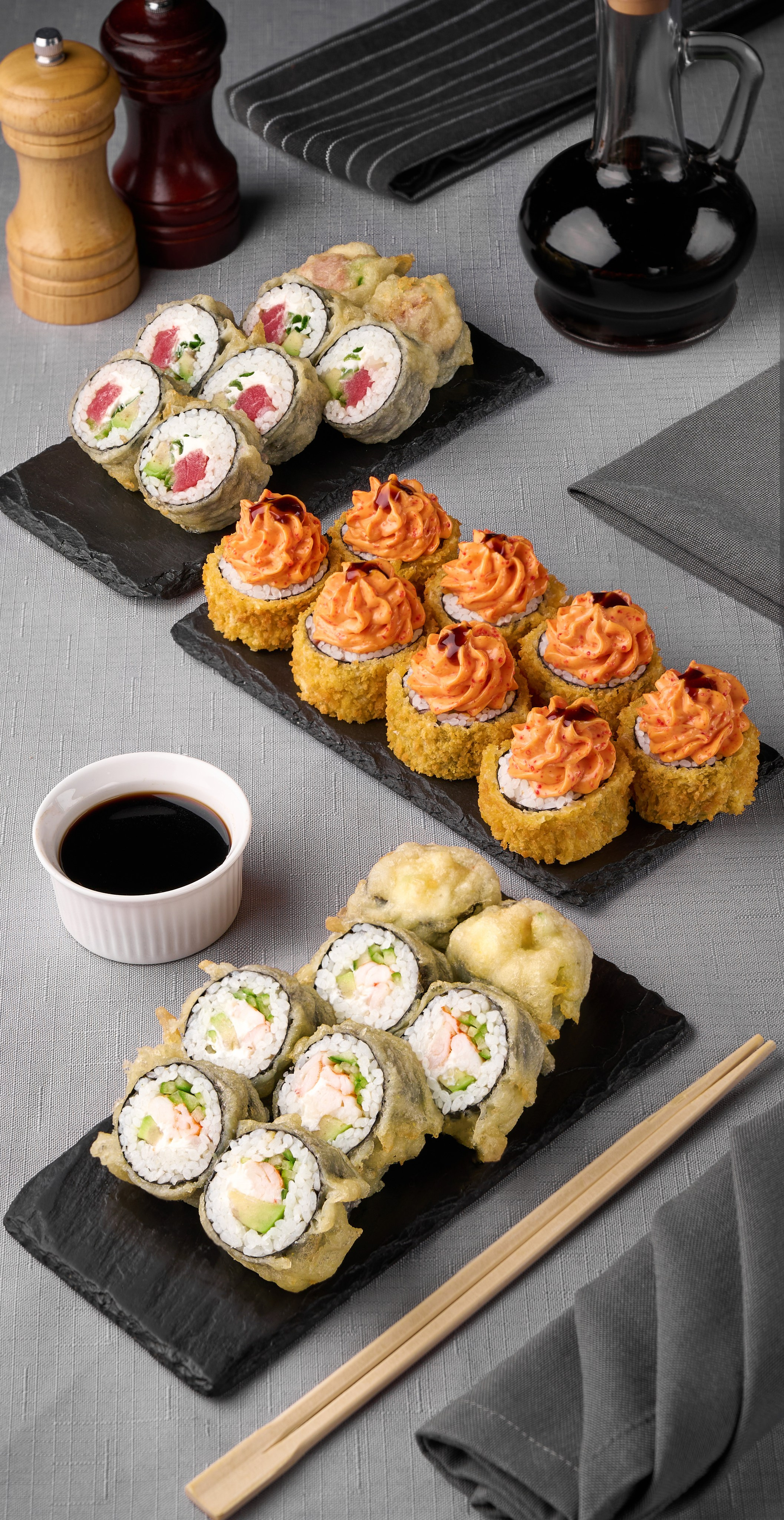 Фотосъёмка ассортимента роллов для меню ресторана, несколько позиций в одном кадре, композиция под широкий формат разворота