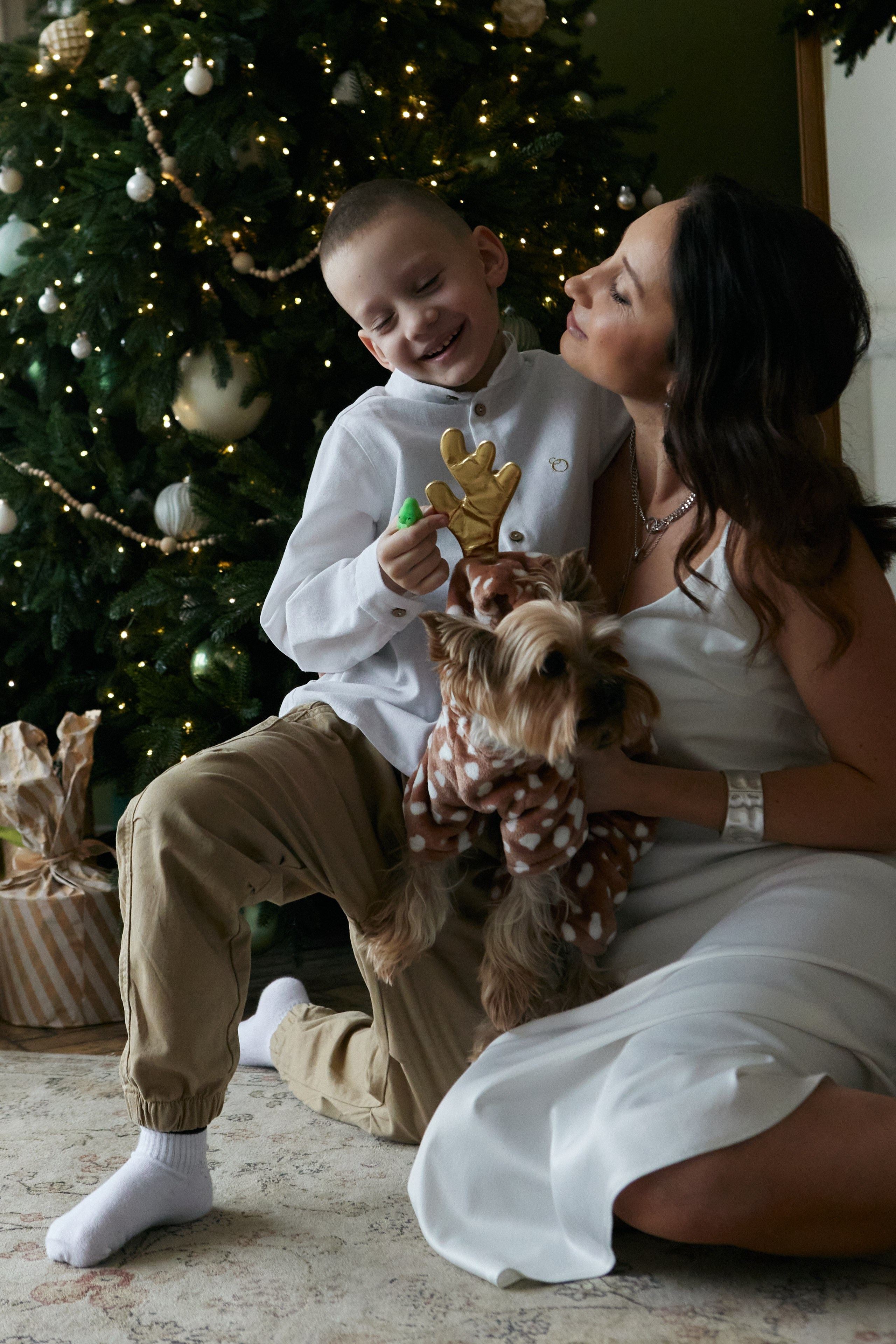 новогодняя семейная фотосессия в студии, фото мамы и сына, семейный фотограф в Москве