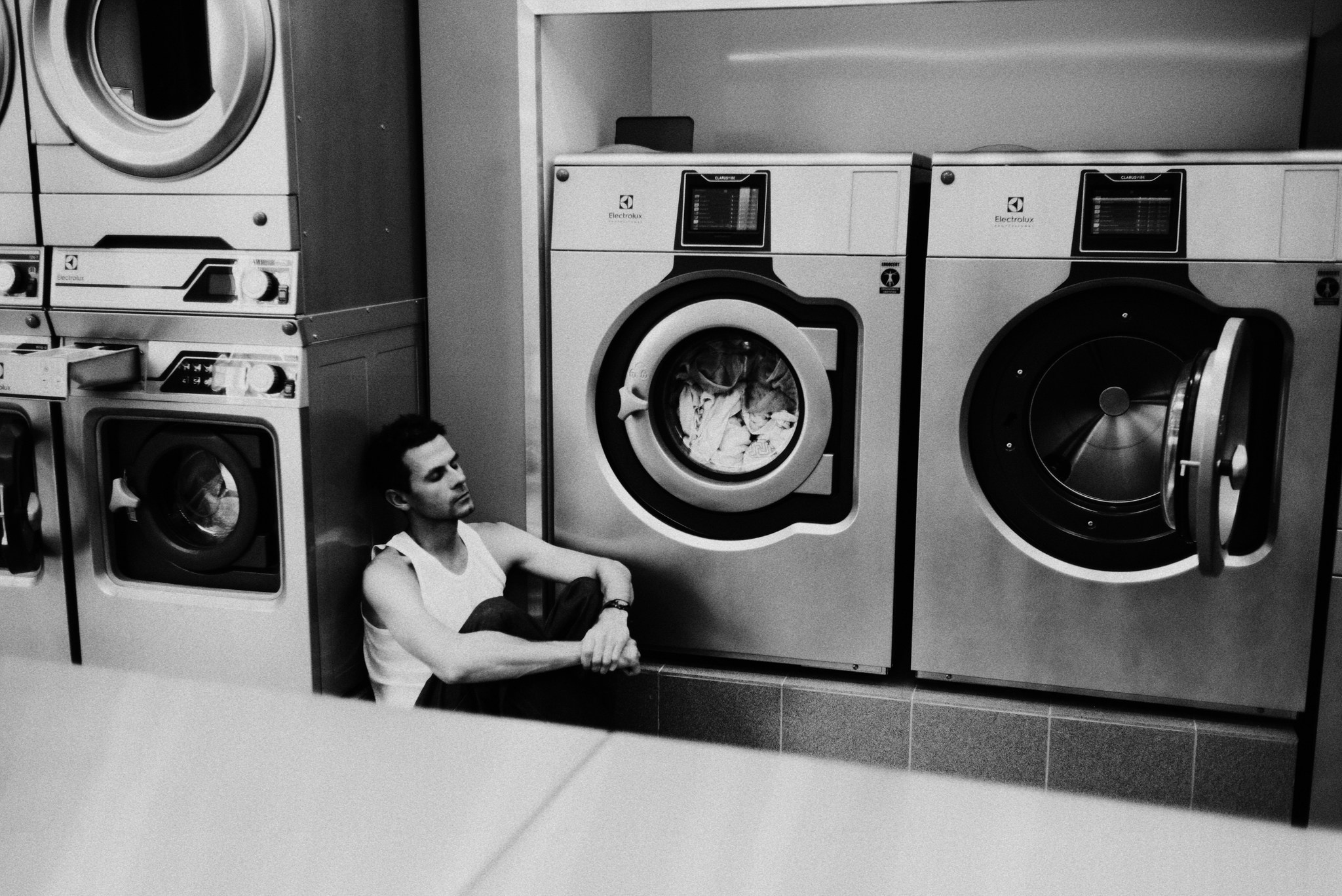 Кинематографичная мужская фотосессия в прачечной — Тюмень. Фотограф Дарья Мустафина, Тюмень