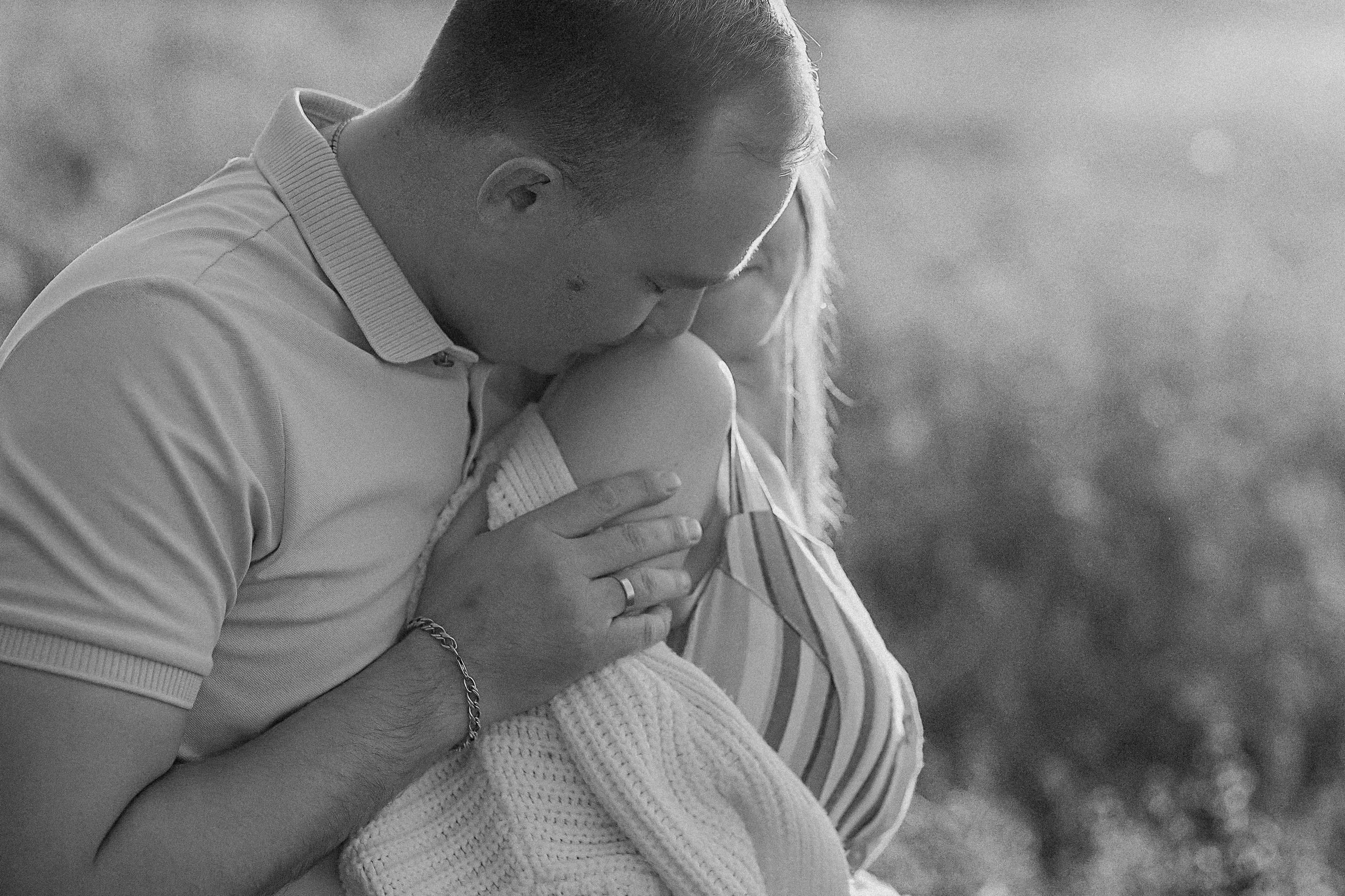 Поле love story на закате. Семейный фотограф Тюмень, фотограф на роды Салмина Мария