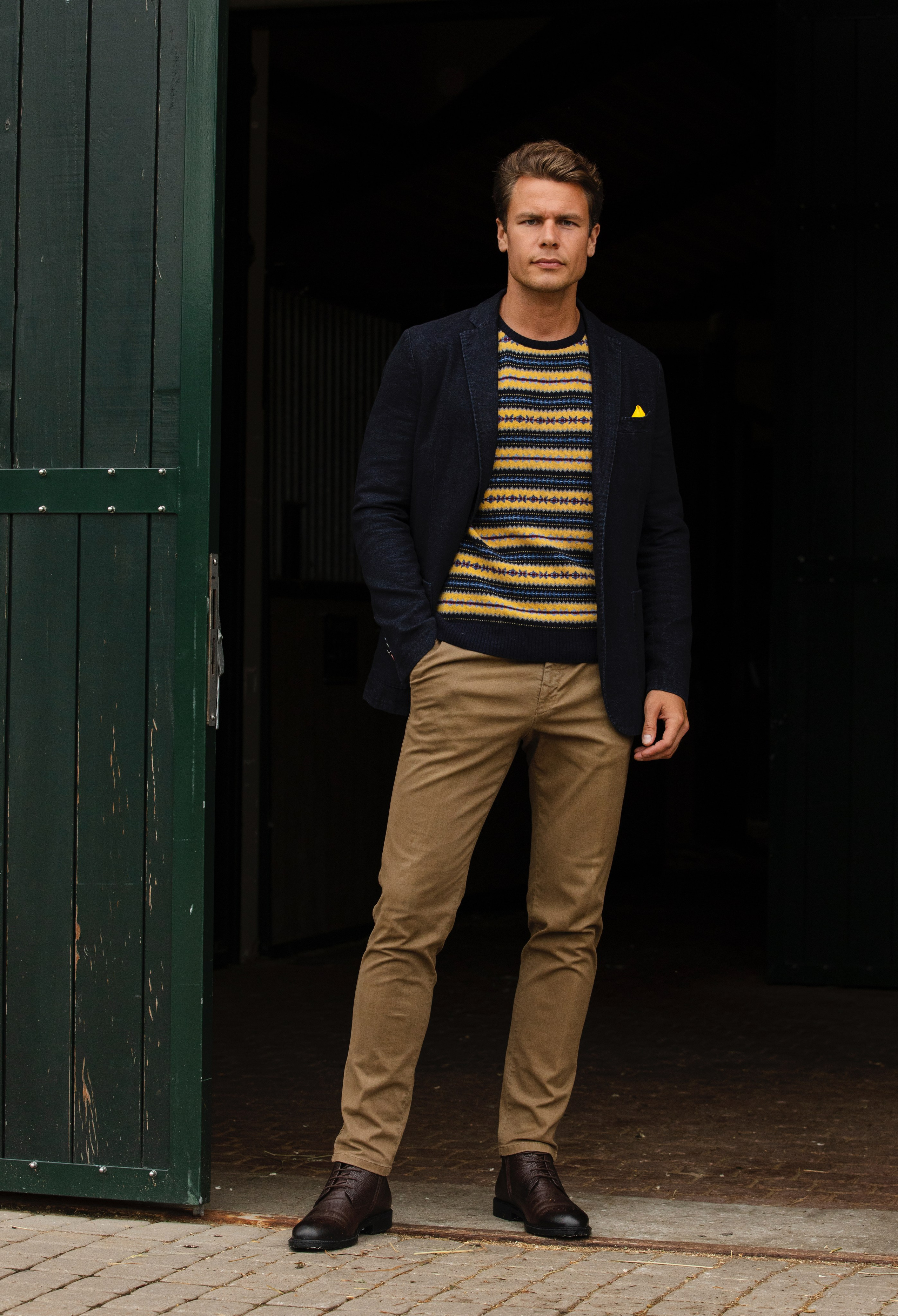 Мужчина модель в пиджаке и штанах