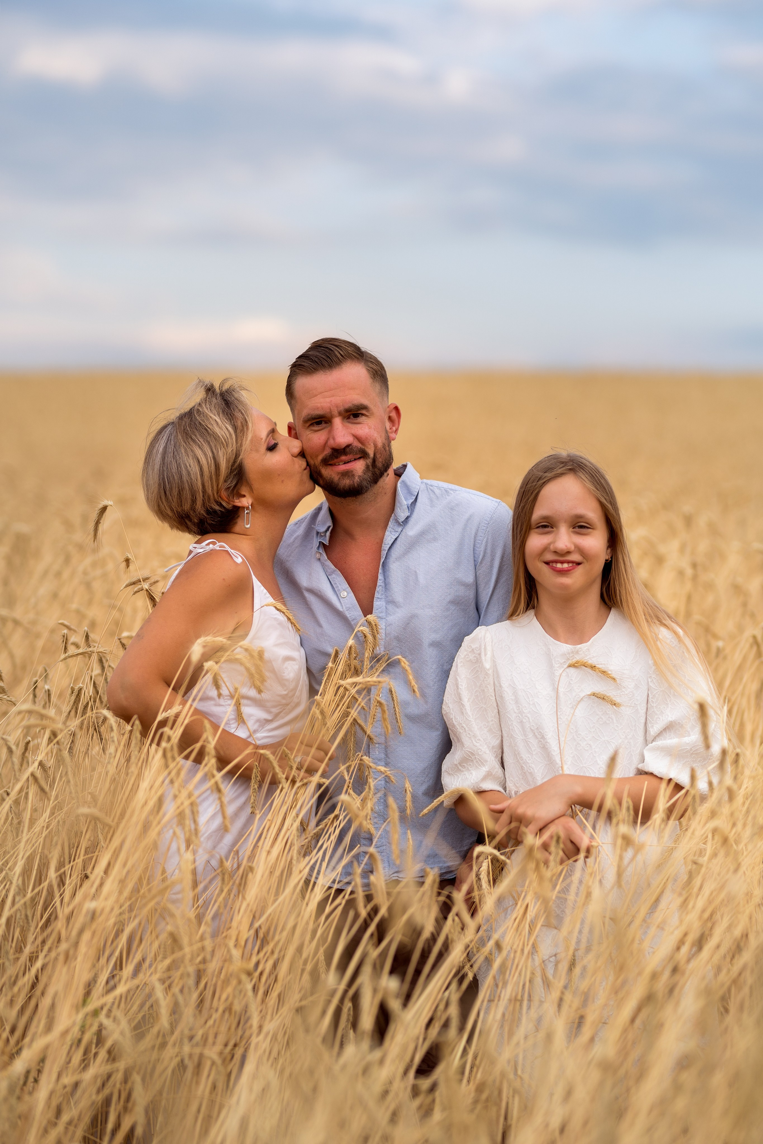 Family photo session in Russian fields. Kate Khaldeeva photographer in Saratov
