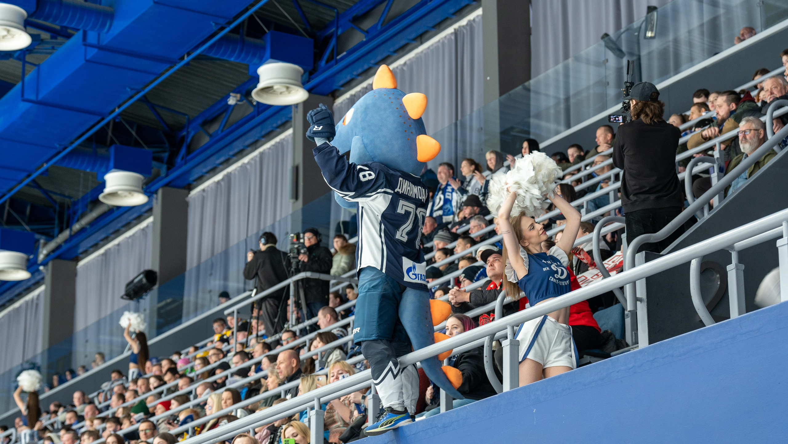 Маскот и чирлидерша «Динамо» зажигают трибуны в СПб. Эмоции болельщиков, спортивная фотосъёмка, репортаж, Санкт-Петербург.