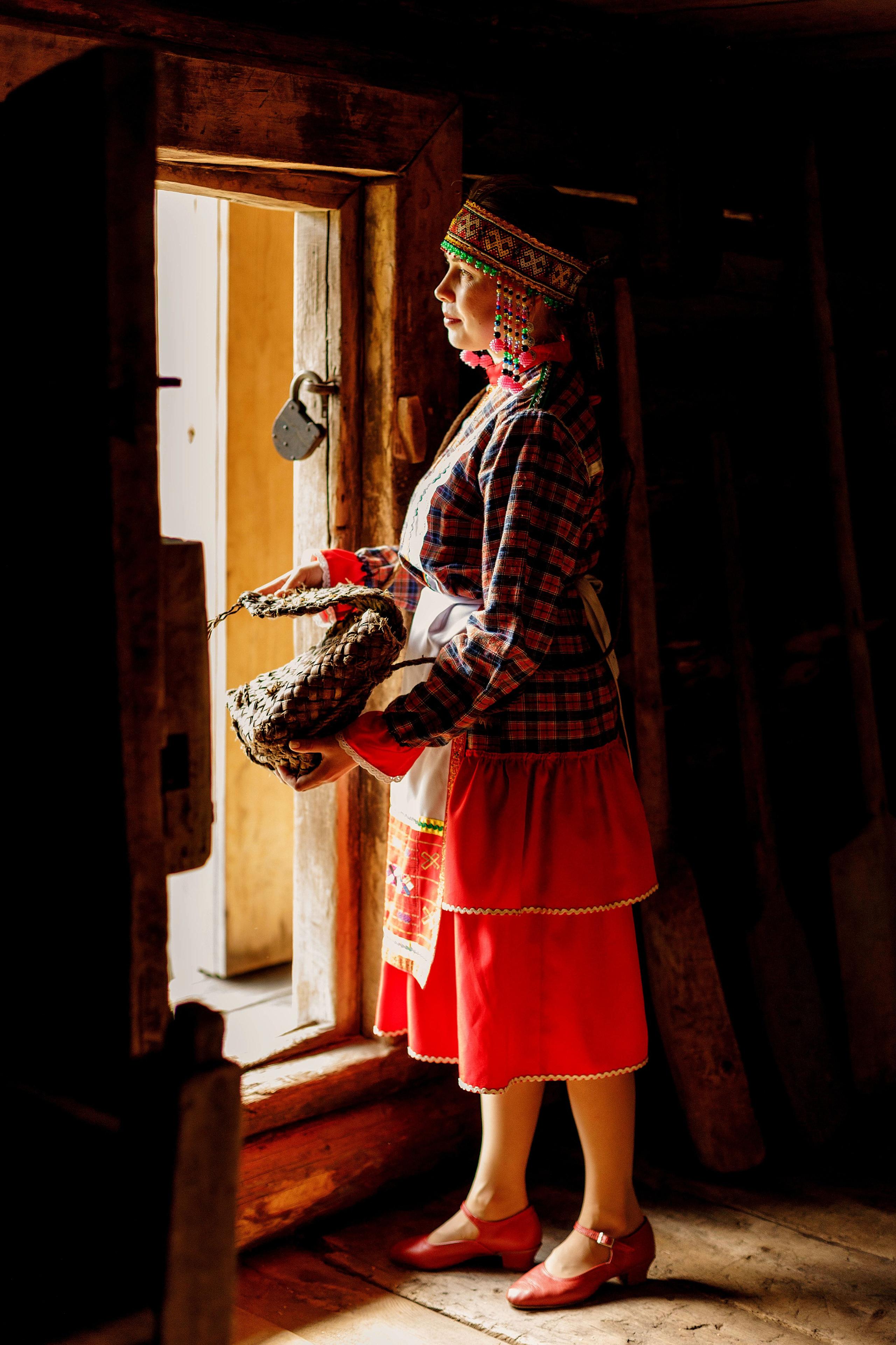 Фотосессия с Екатериной Анисимовой в Ибресинском этнографическом музее. Портретный и репортажный фотограф в Чебоксарах Андриян Чаркин