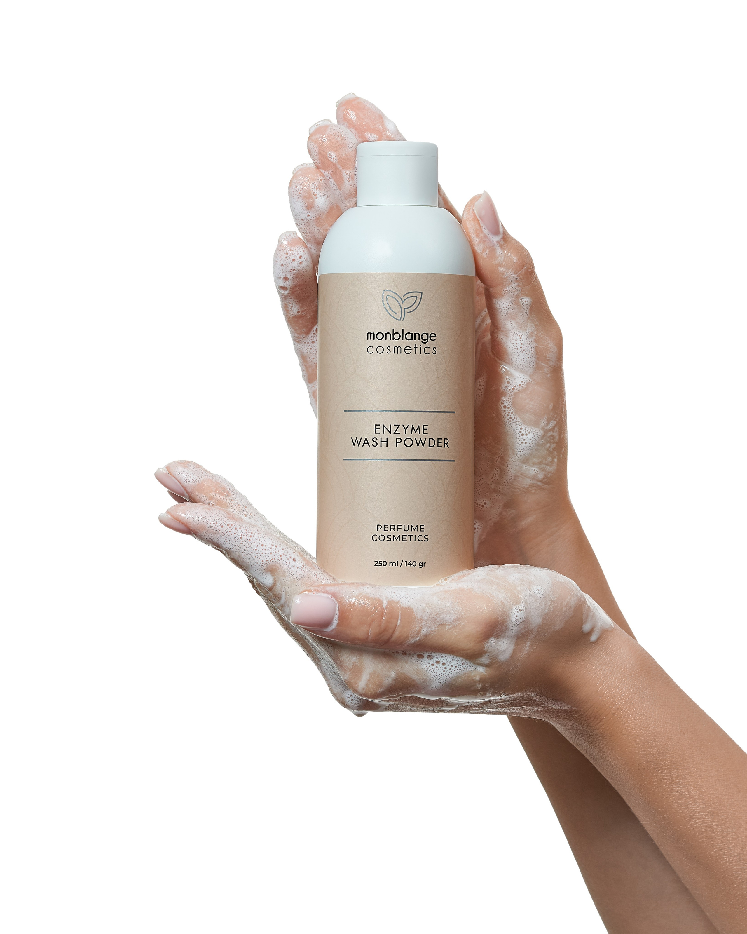 Руки в пене держат бутылку с энзимной пудрой