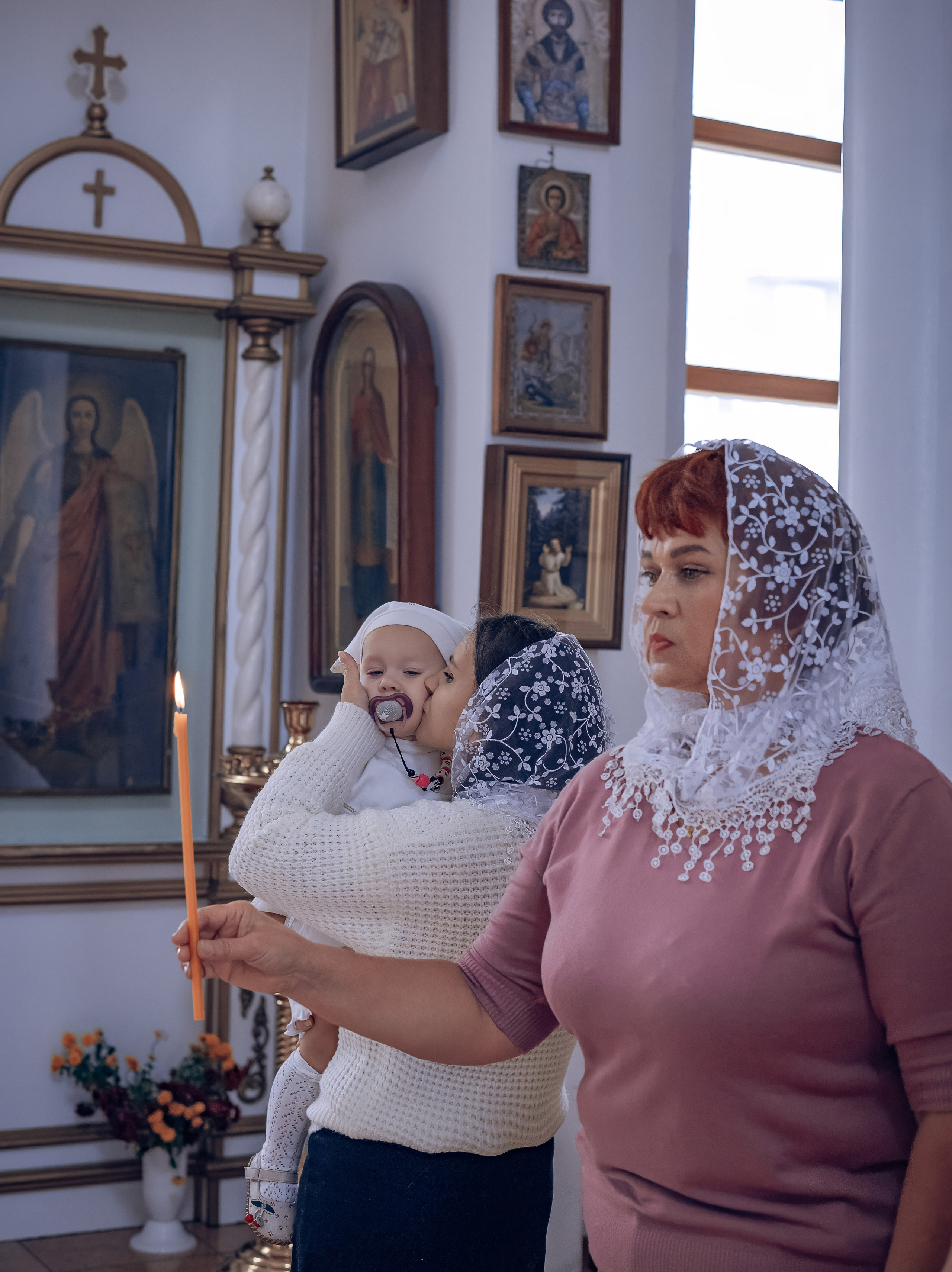 Крещение Алины в Трехсвятительской церкви Красноярск. Фотографы крещения/венчания  Красноярск Татьяна и Вячеслав Переваловы