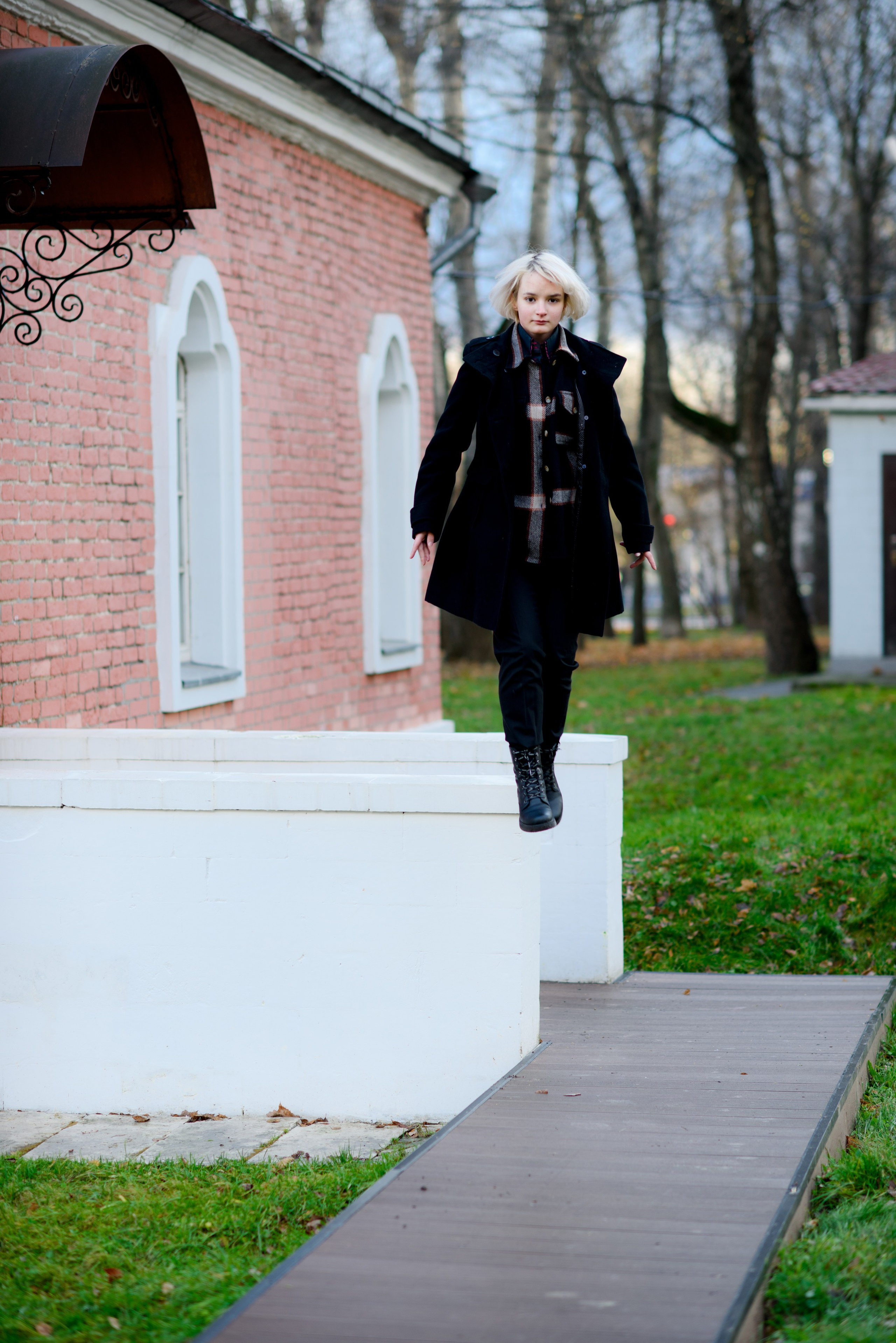 Фотосессия девочки подростка в осеннем саду. Главная