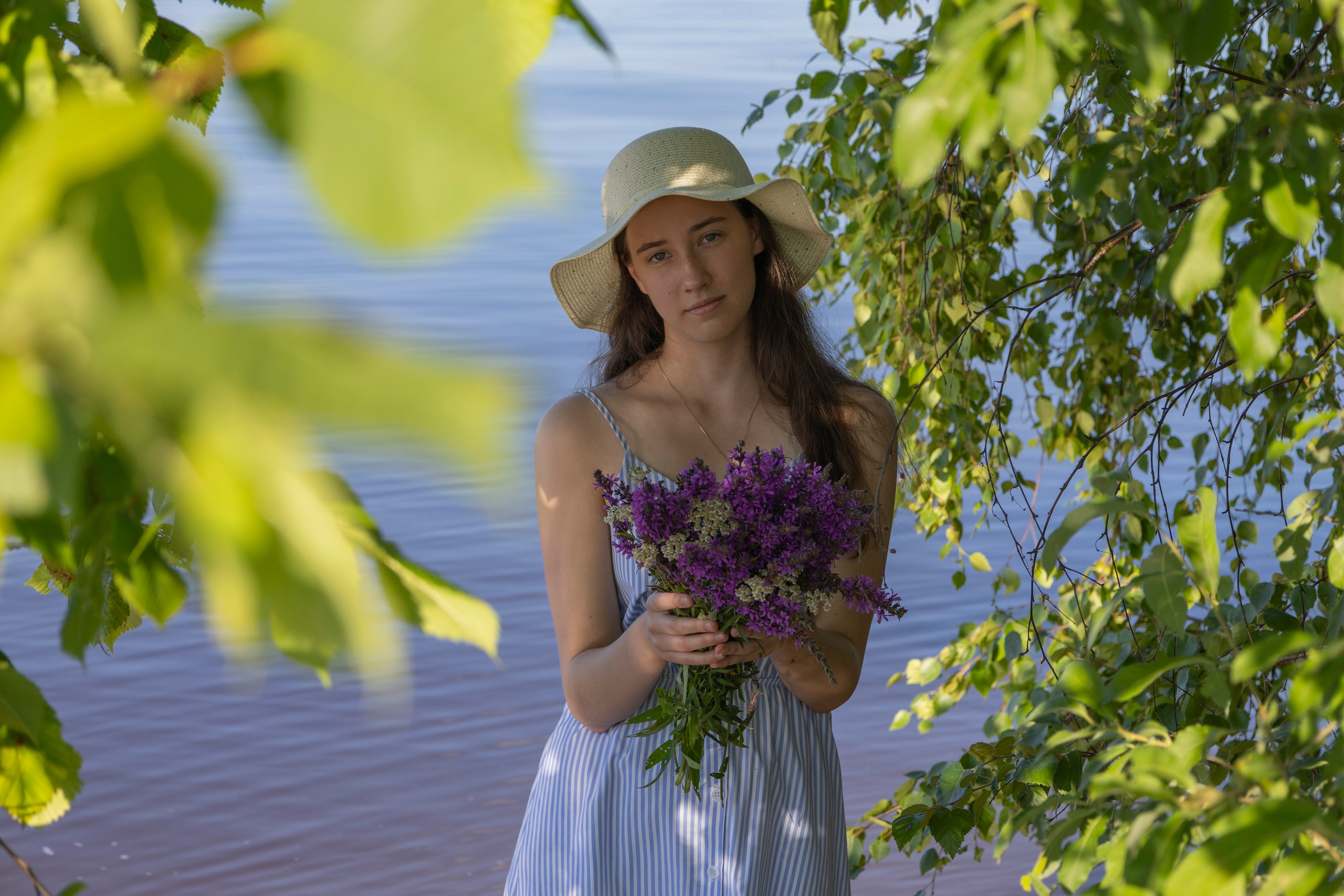 Девушка у озера