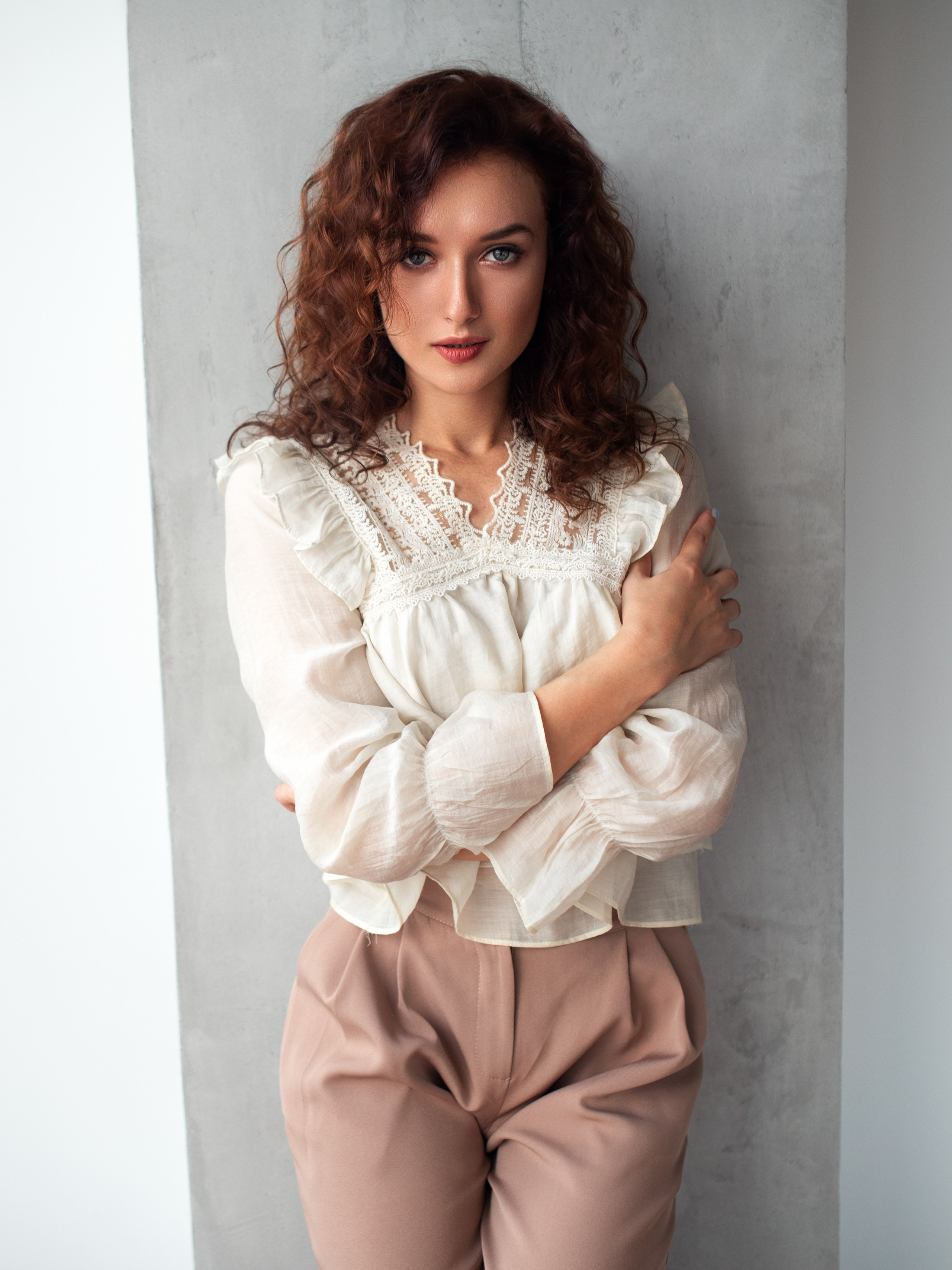 Фотосет с Анастасией в студии с минимальным интерьером в формате для «себя»