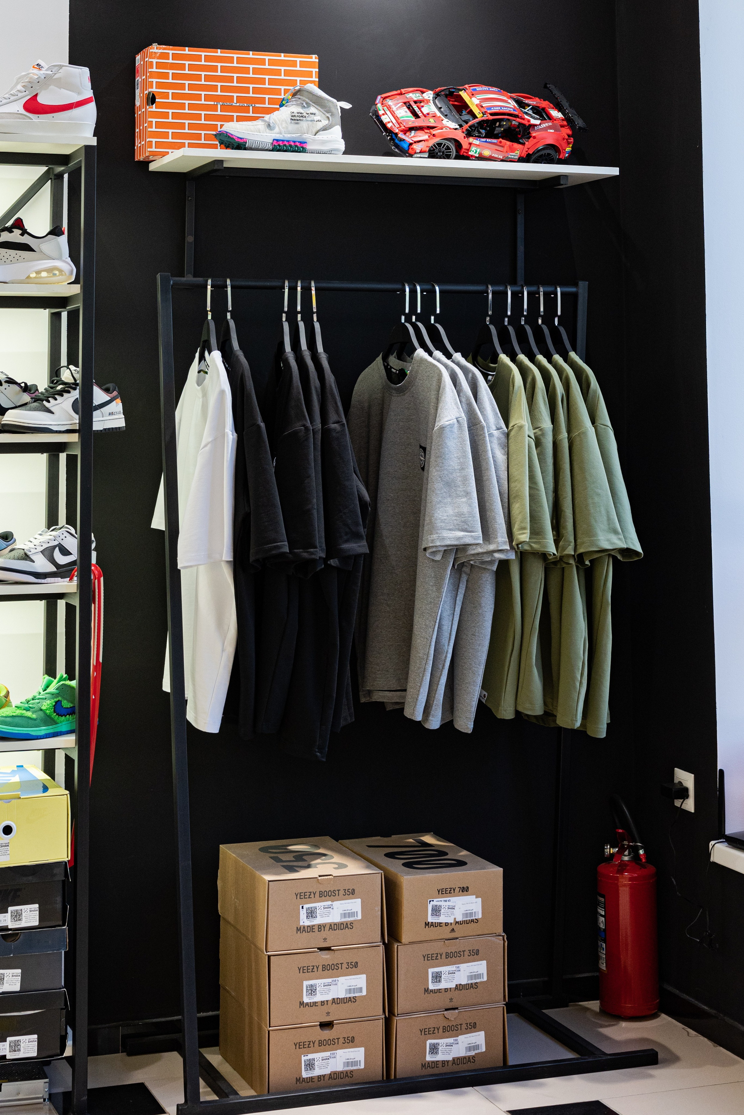 Интерьер. Магазин кроссовок. Предметный фотограф, фото для маркетплейсов Пятигорск, КМВ