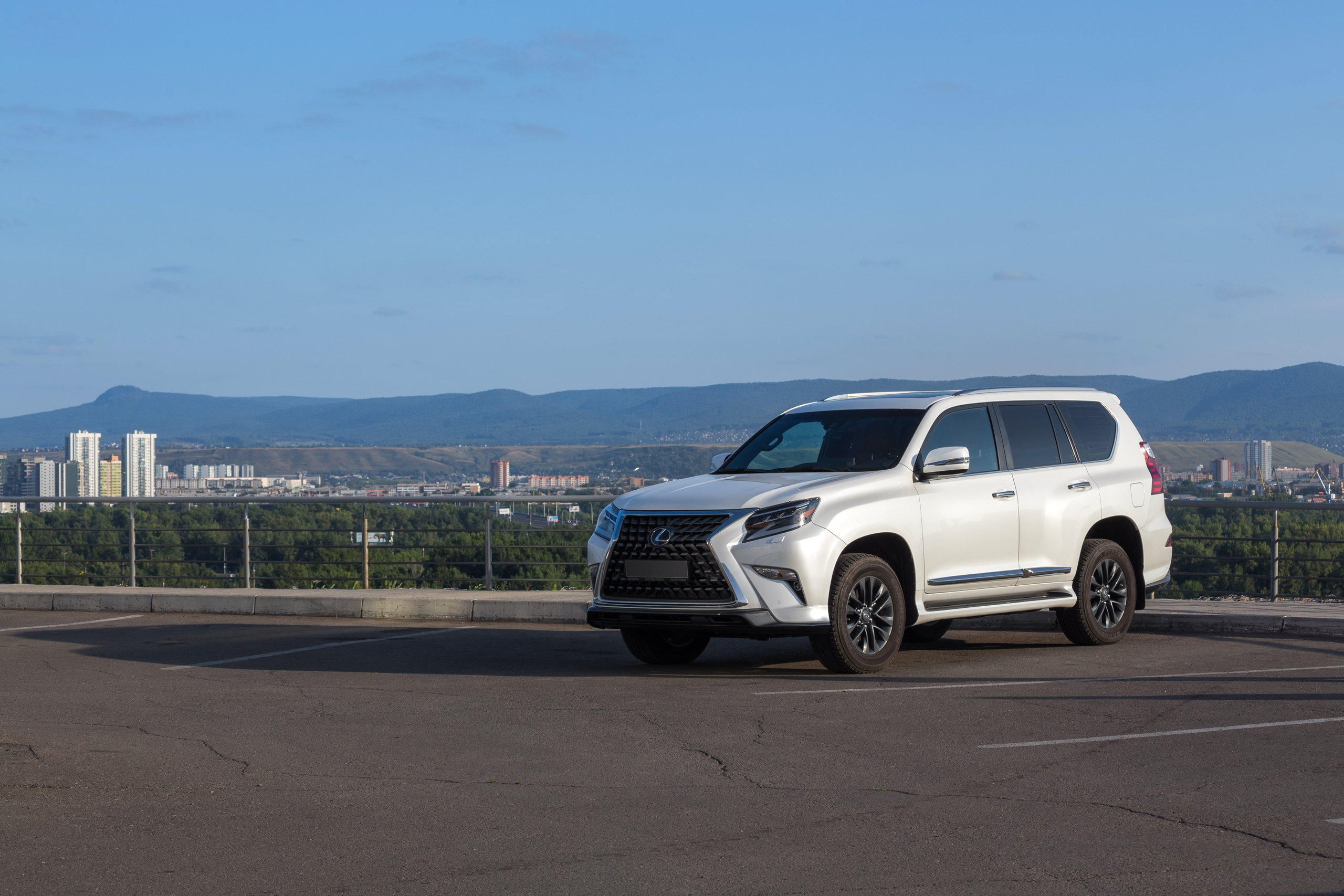 Фотосъемка автомобиля Lexus для Evil Painter. Интерьерный фотограф и ретушер в Красноярске Денис Антропов