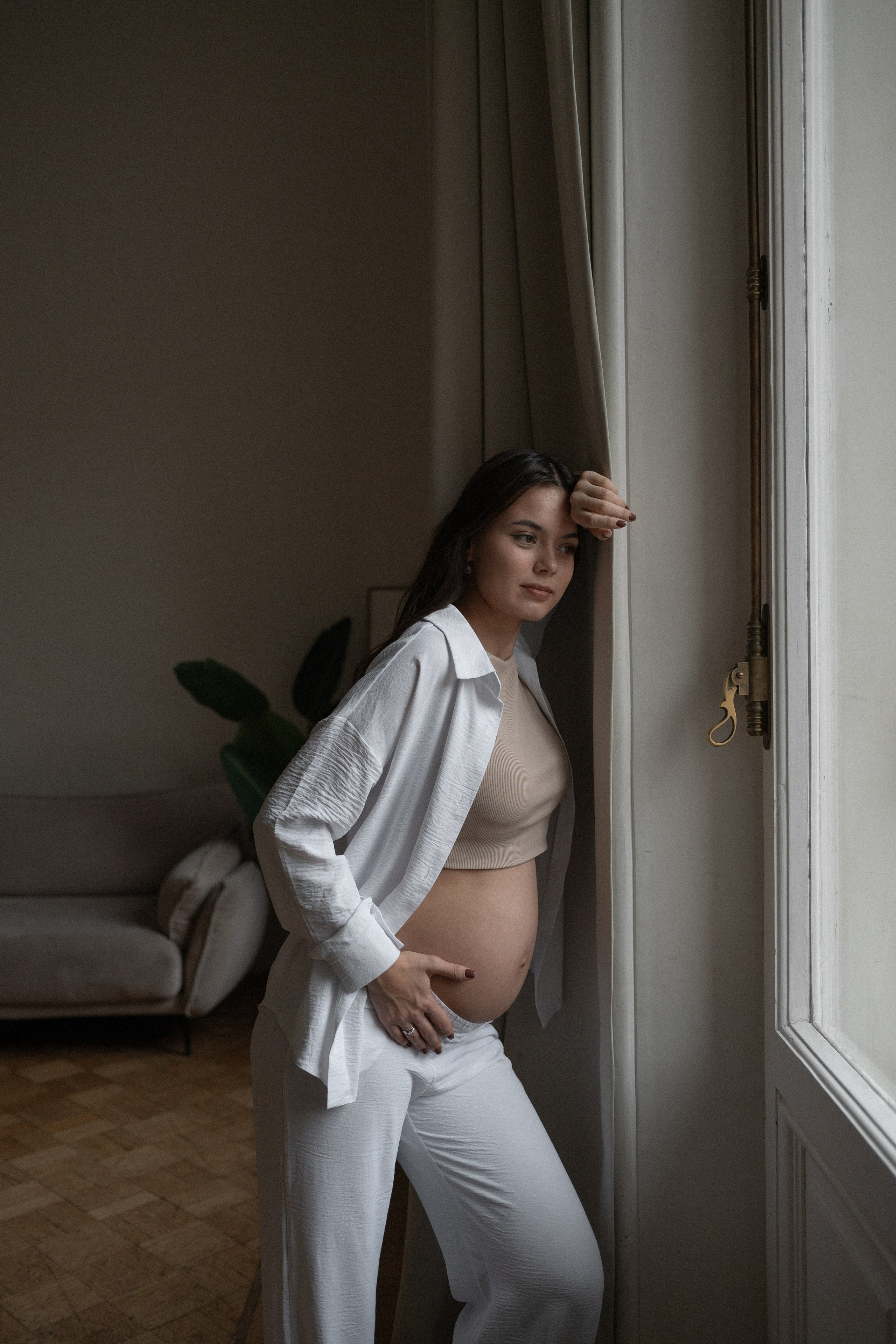 лаконичная фотосессия беременности в фотостудии