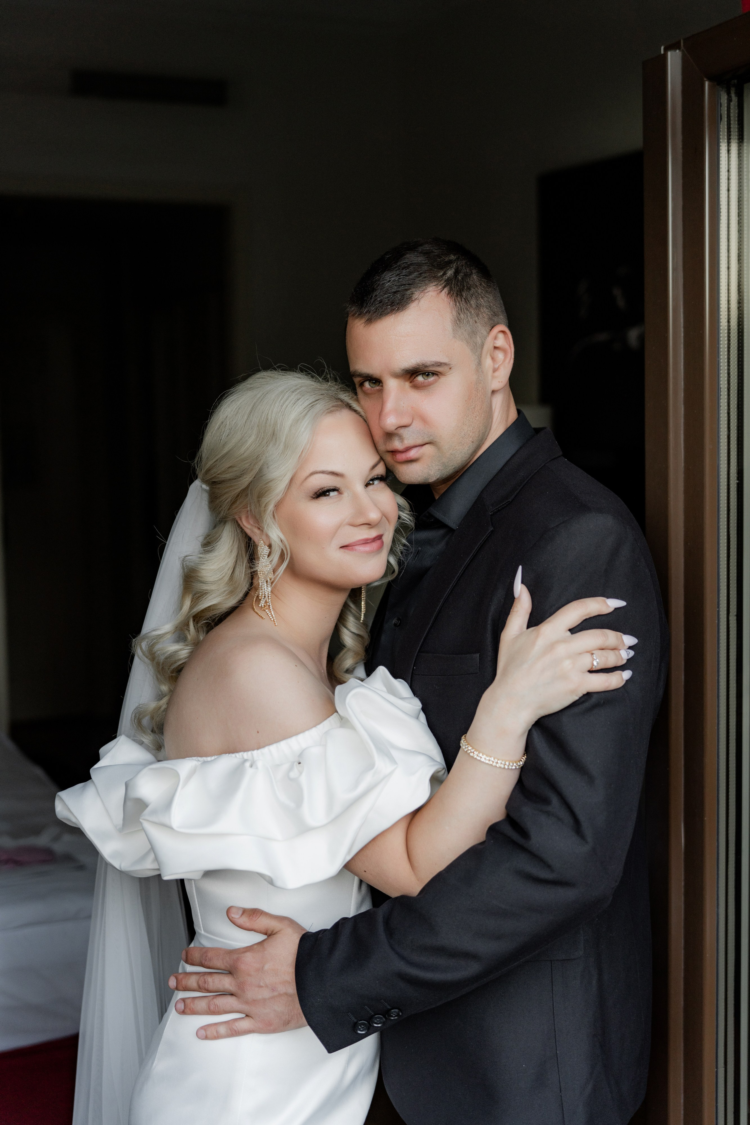 Жених и невеста красиво обнимаются 