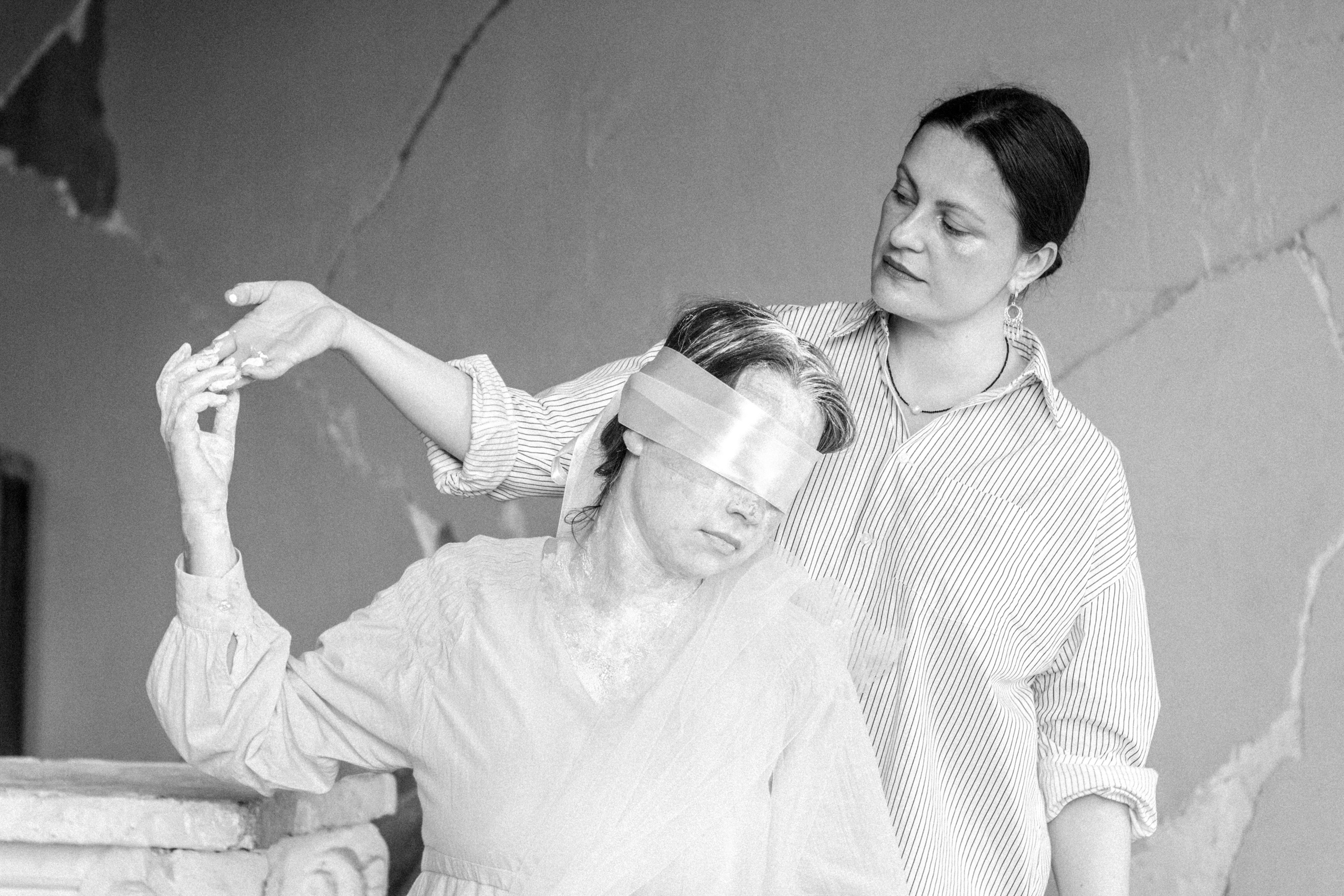 Железо железо острит, и человек изощряет взгляд друга своего