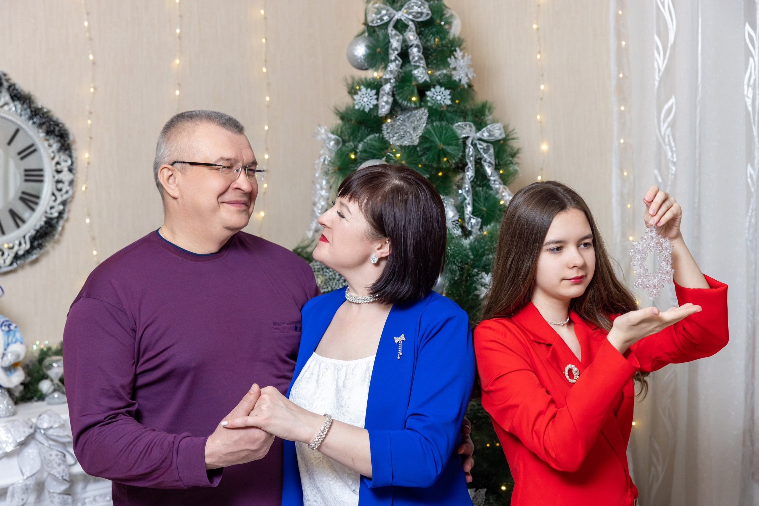 Семейная новгодняя фотосъемка у ёлки и камина. Фотограф в Туле Крупский АнДРей. Фотостудия «КАДР71» в Туле