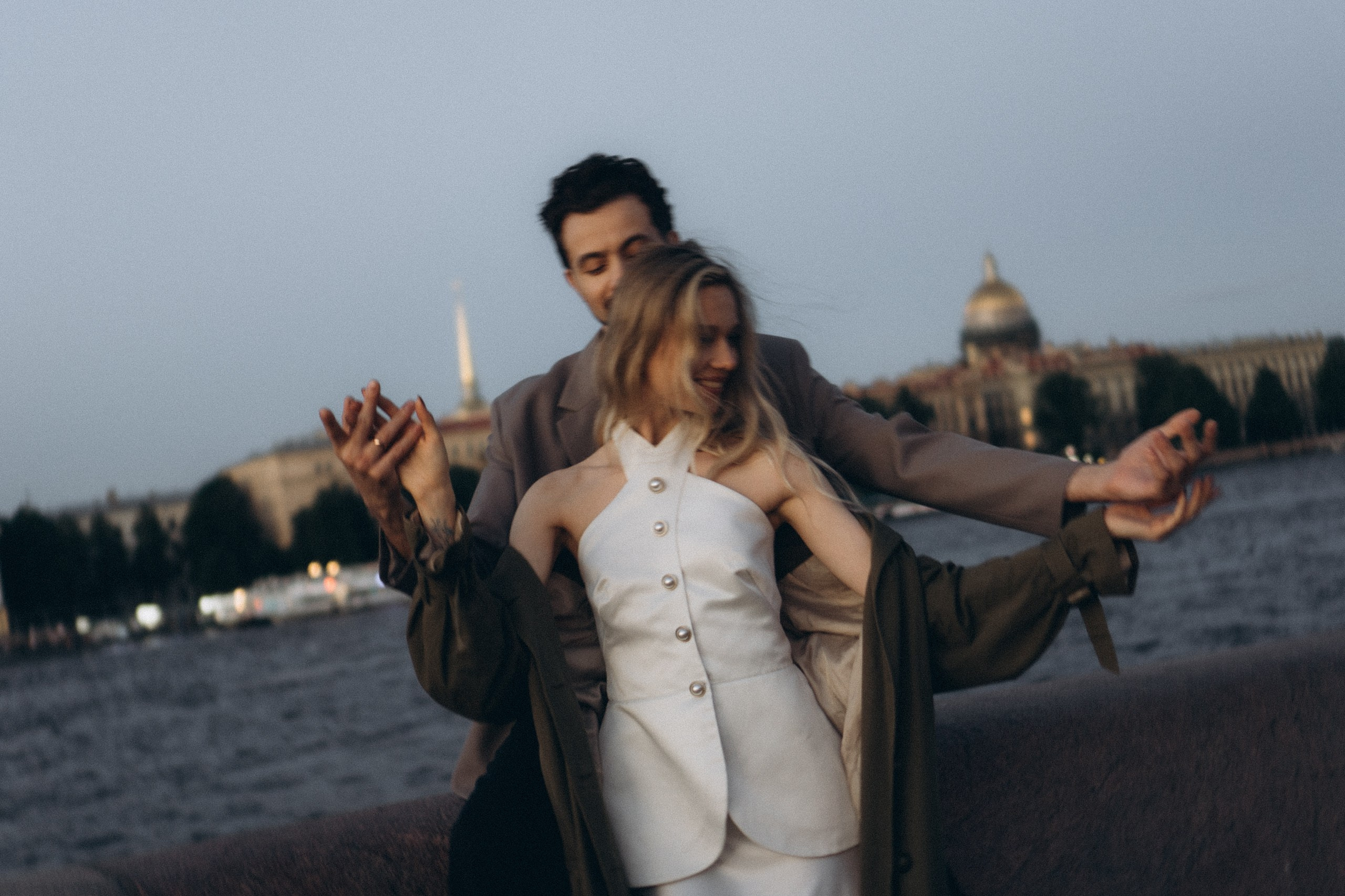 СВАДЕБНАЯ СЬЕМКА ПАРЫ НА РАССВЕТЕ В БЕЛЫЕ НОЧИ И ПРОГУЛКА С РАЗВОДНЫМИ МОСТАМИ И ПИКНИК ВОЗЛЕ ИСАКИЕВСКОГО СОБОРА. Профессиональный фотограф, Санкт-Петербург — Виктория Богомолова