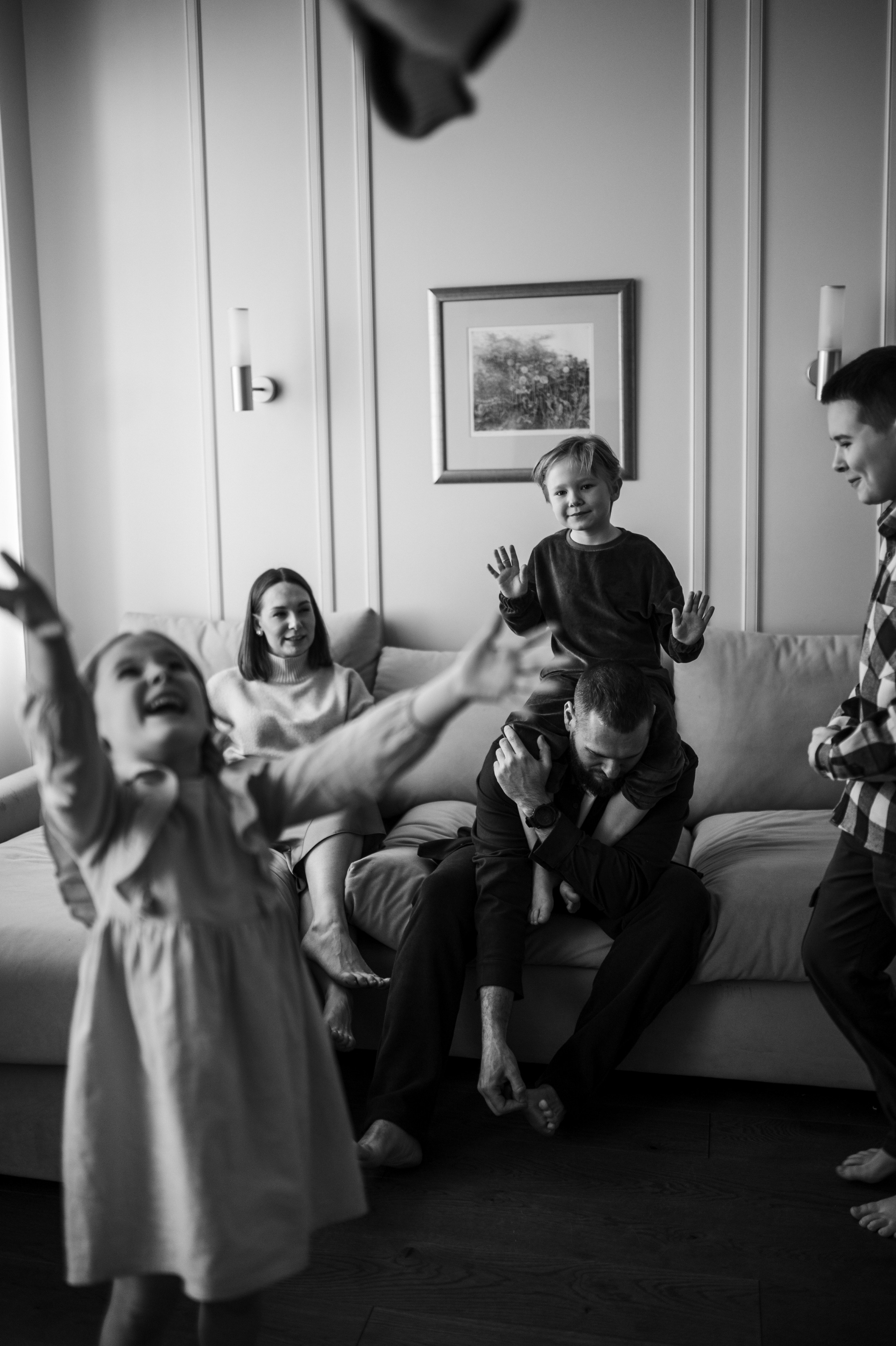Валентин, Ирина, Евсей, Кира и Агата дома. Семейный и свадебный lifestyle-фотограф в Москве Мария Петрова