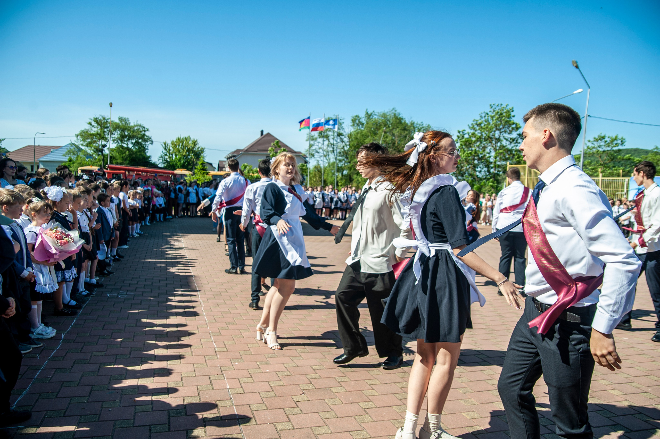 Последний Звонок МАОУ СОШ № 17 им. Эдуарда Есаяна — Архипо-Осиповка. Свадебный и семейный фотограф Денис Лукьянов в Краснодаре, Краснодарском крае и Республике Крым