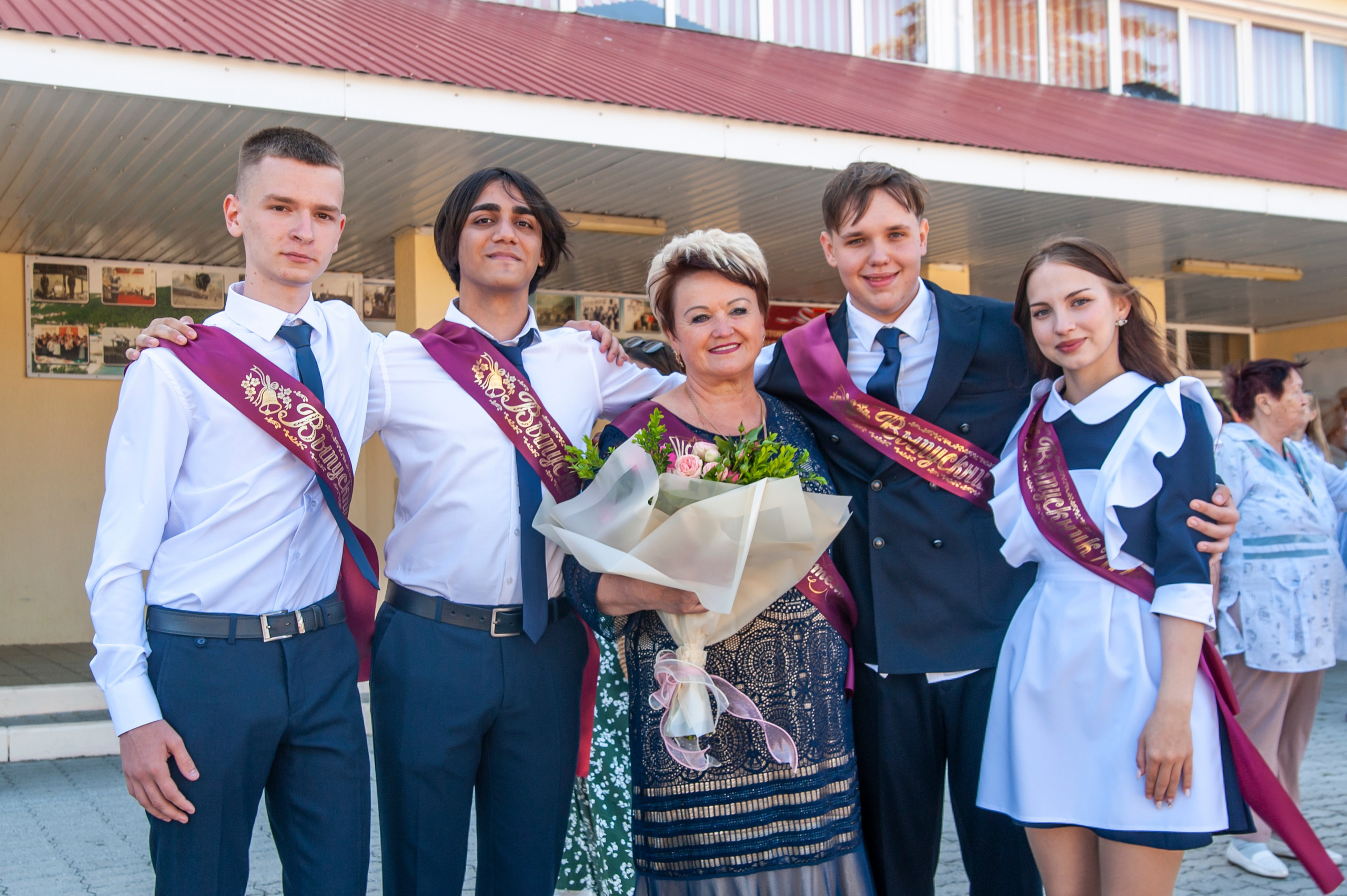 Последний Звонок МАОУ СОШ № 17 им. Эдуарда Есаяна — Архипо-Осиповка. Свадебный и семейный фотограф Денис Лукьянов в Краснодаре, Краснодарском крае и Республике Крым