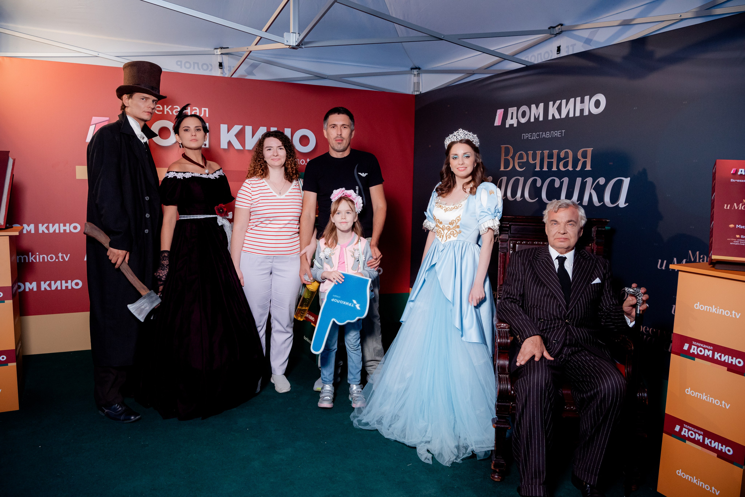 Портретные фото с артистами в палатке Триколор Дом Кинов на день города Волгоград. Фотограф в Волгограде и Волжском Александр Горбань