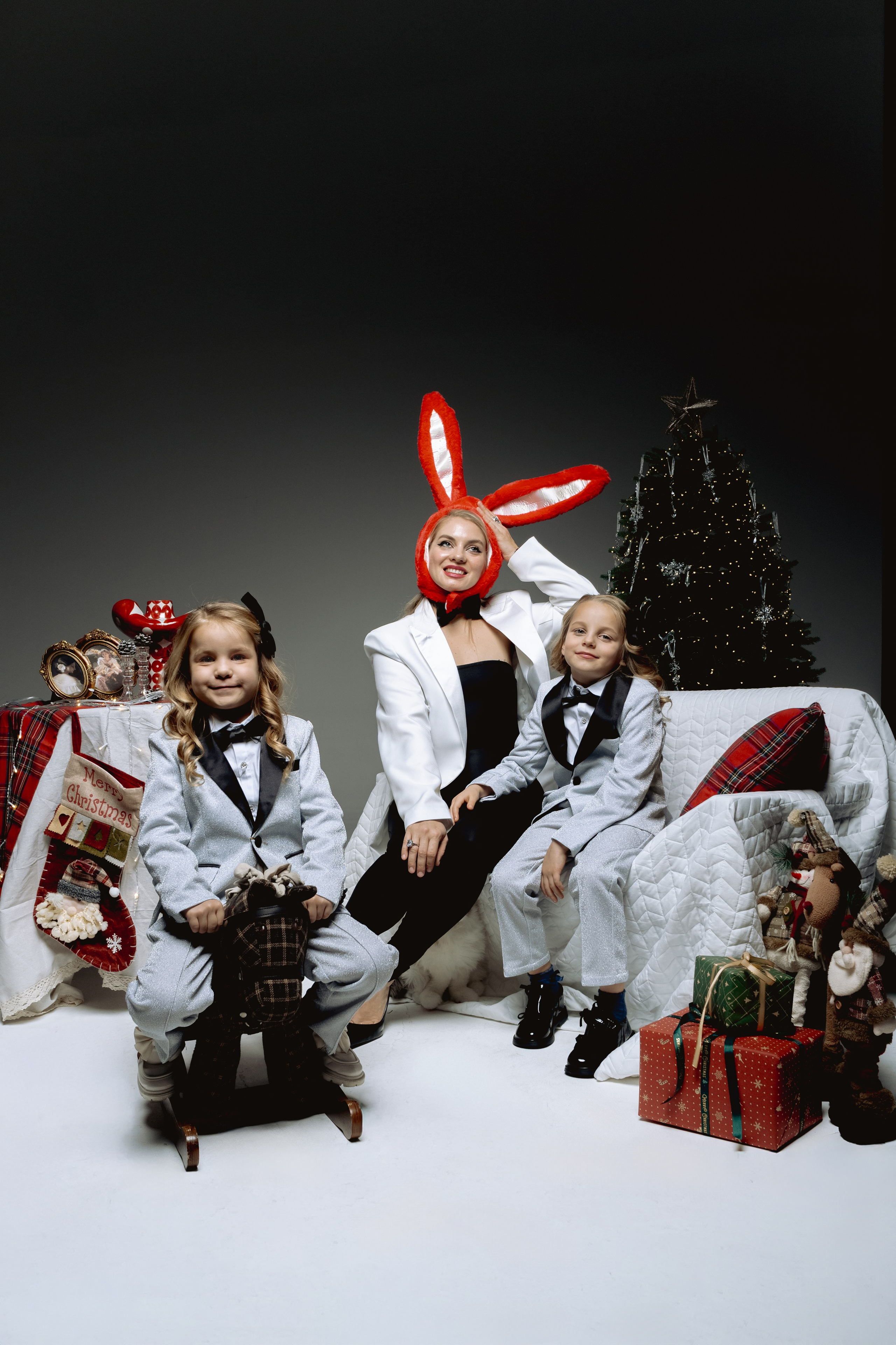 Семейная новогодняя фотосессия в студии: мама и две дочери. Шанхай, Китай.