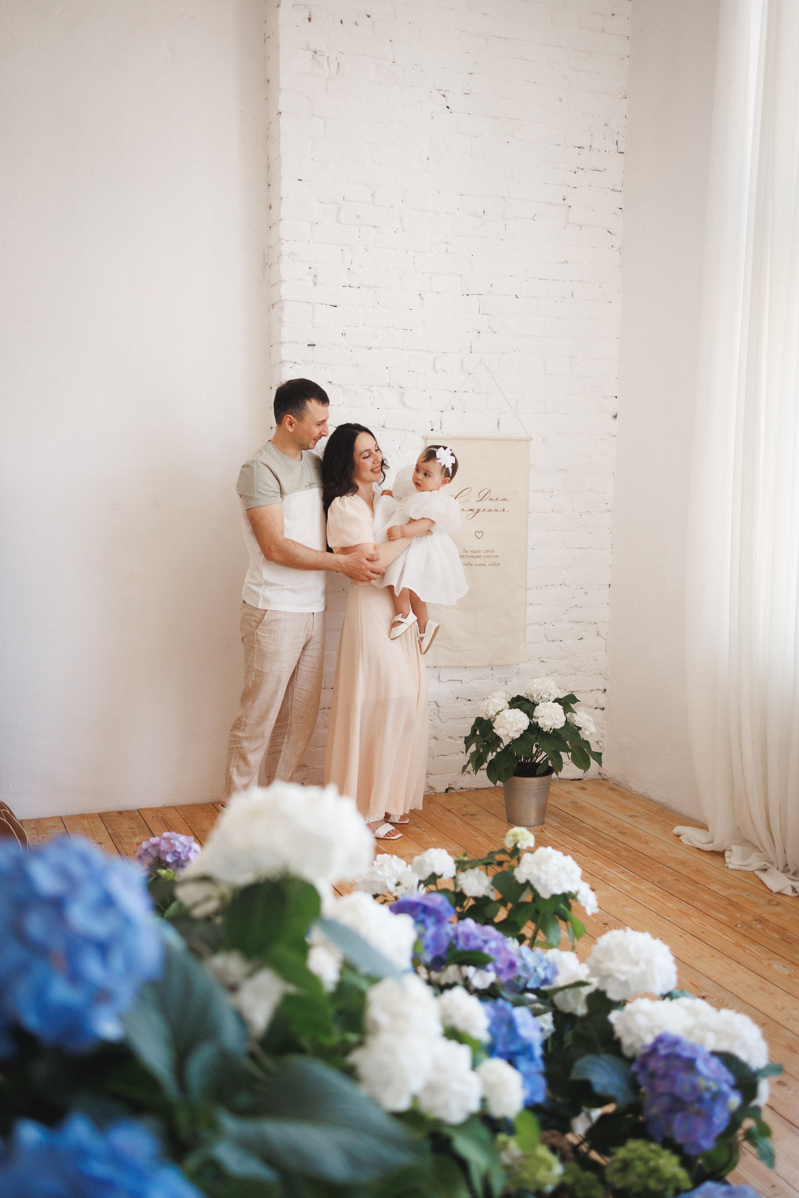 Фотосессия с живыми цветами Гортензии в фотостудии Space JOBS, город Краснодар. Семейный и детский фотограф в Краснодаре Анна Трашкова