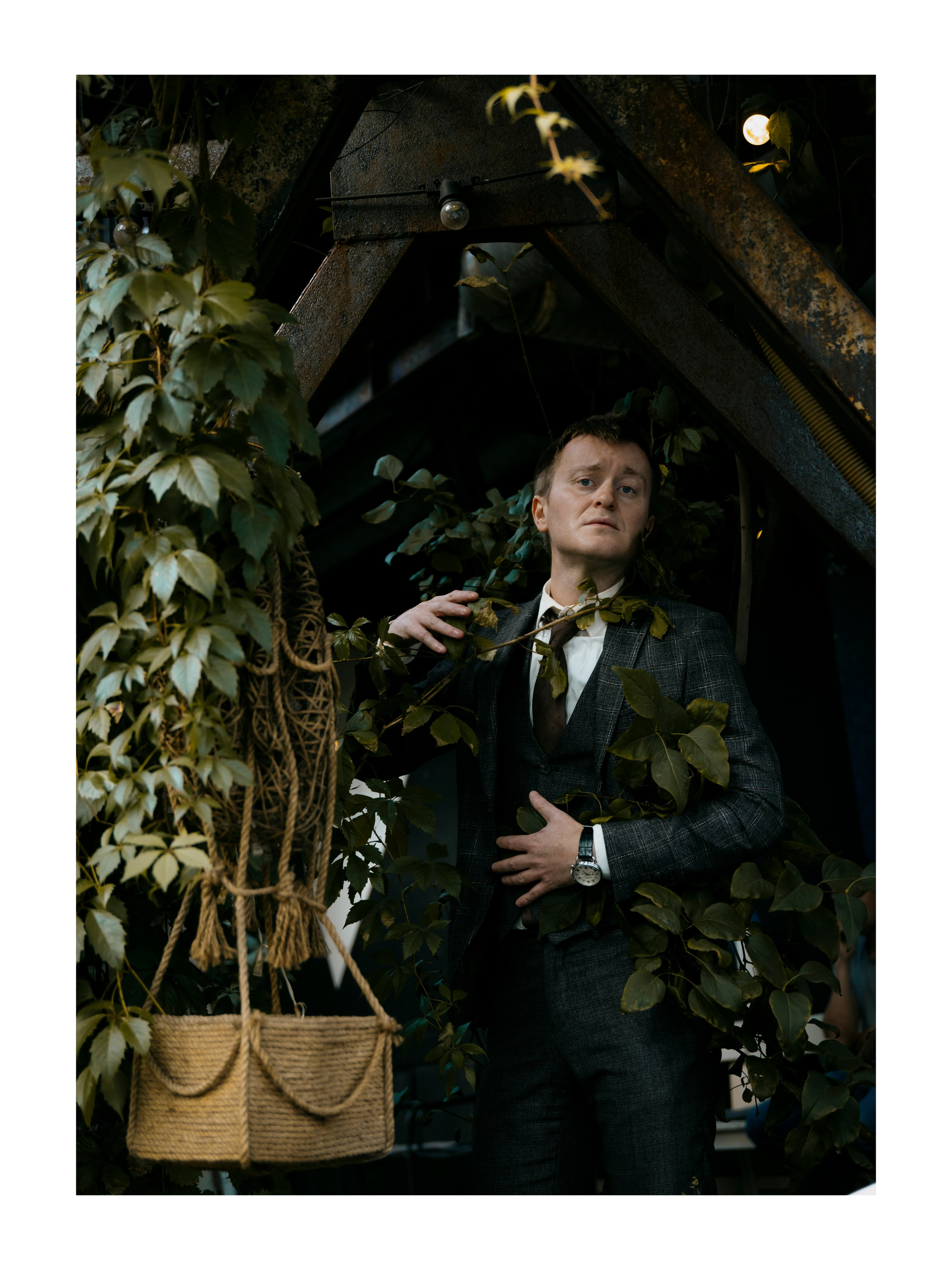 мужчина обвит плющом