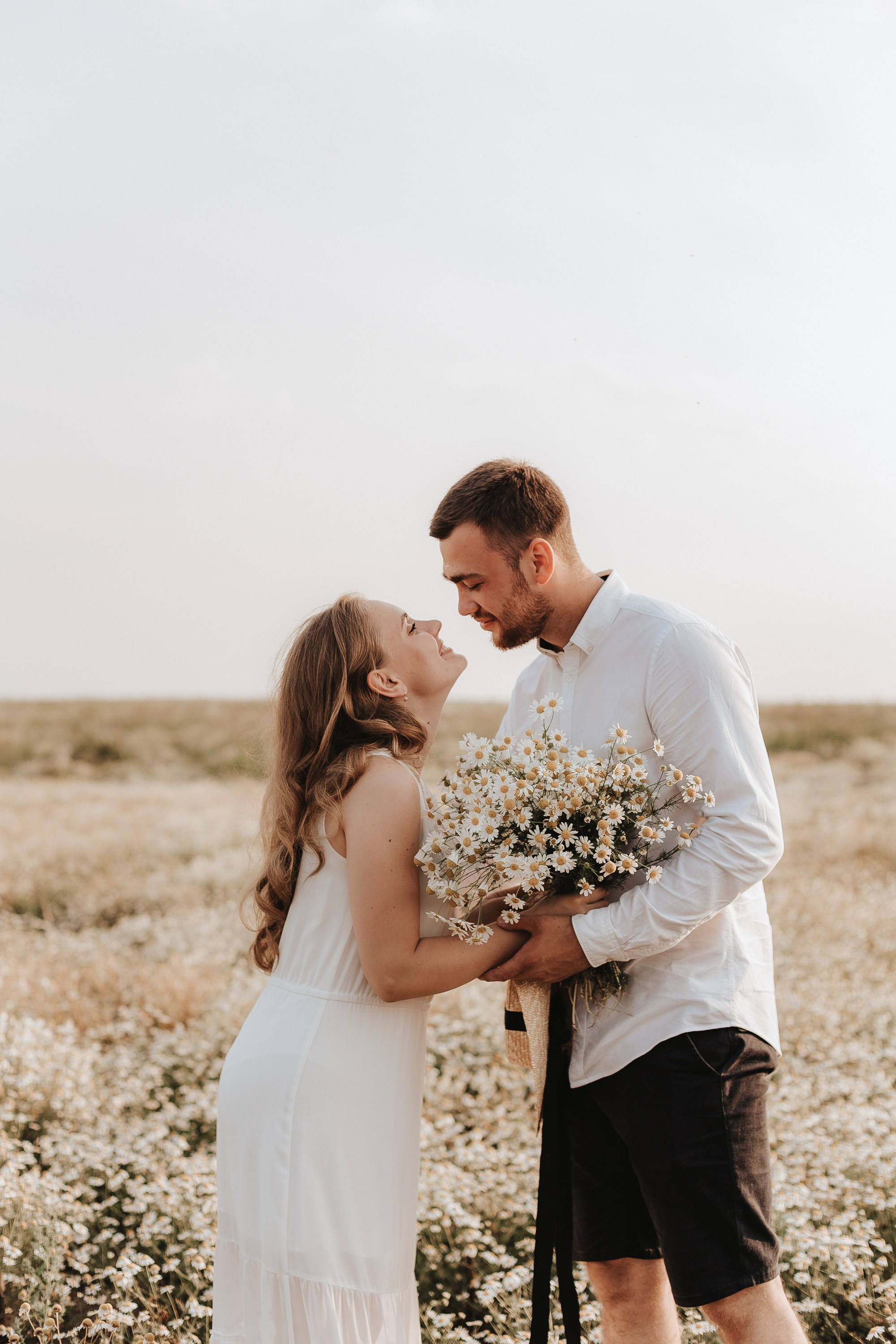 Love Story ребят в ромашковом поле. Свадебный фотограф Пермь