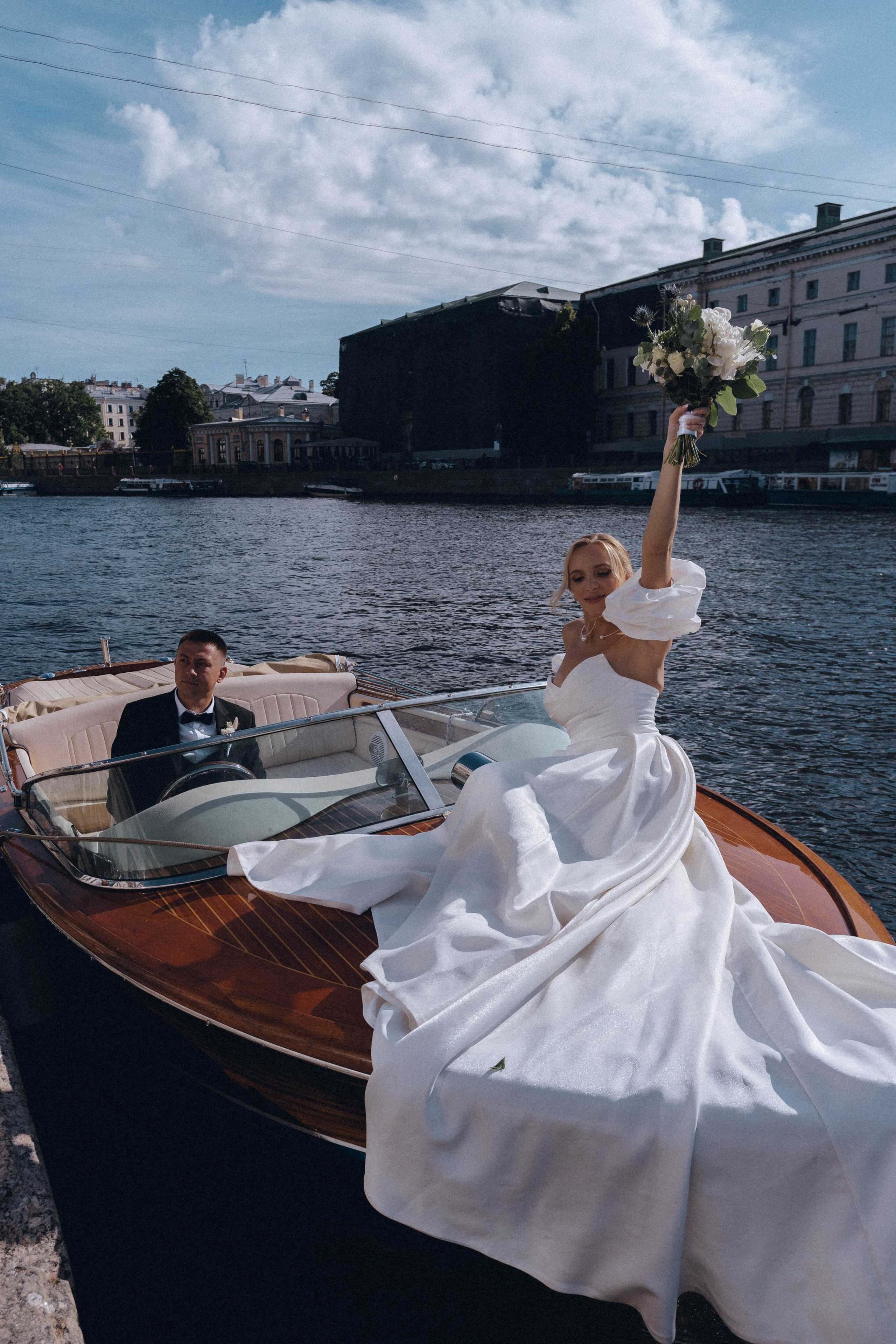 СВАДЕНБНАЯ СЬЕМКА НА КАТЕРЕ ПО КАНАЛАМ САНКТ-ПЕТЕРБУРГА И В АКВАТОРИИ НЕВЫ. Профессиональный фотограф, Санкт-Петербург — Виктория Богомолова