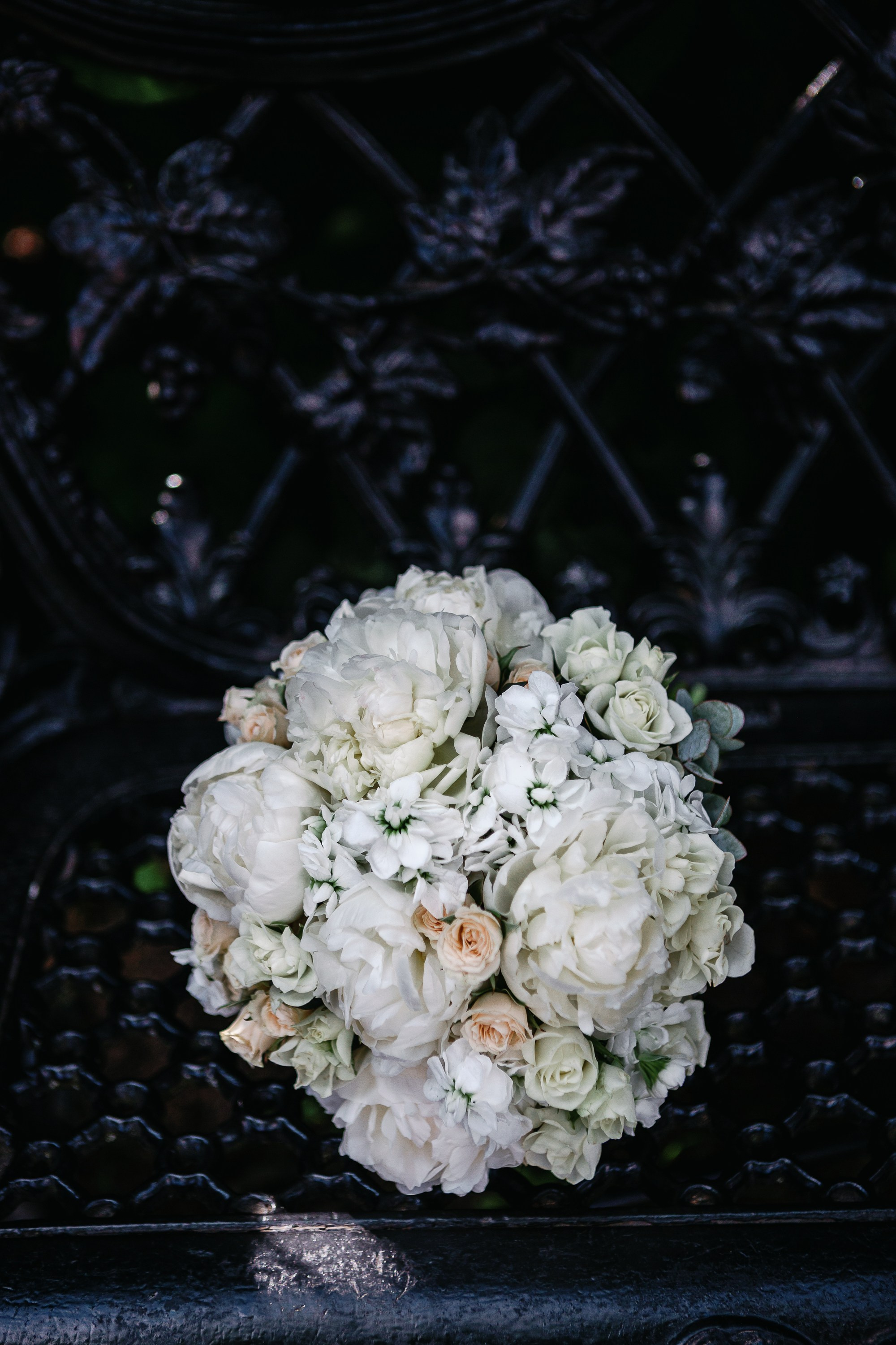 Букет невесты лежит на скамейке