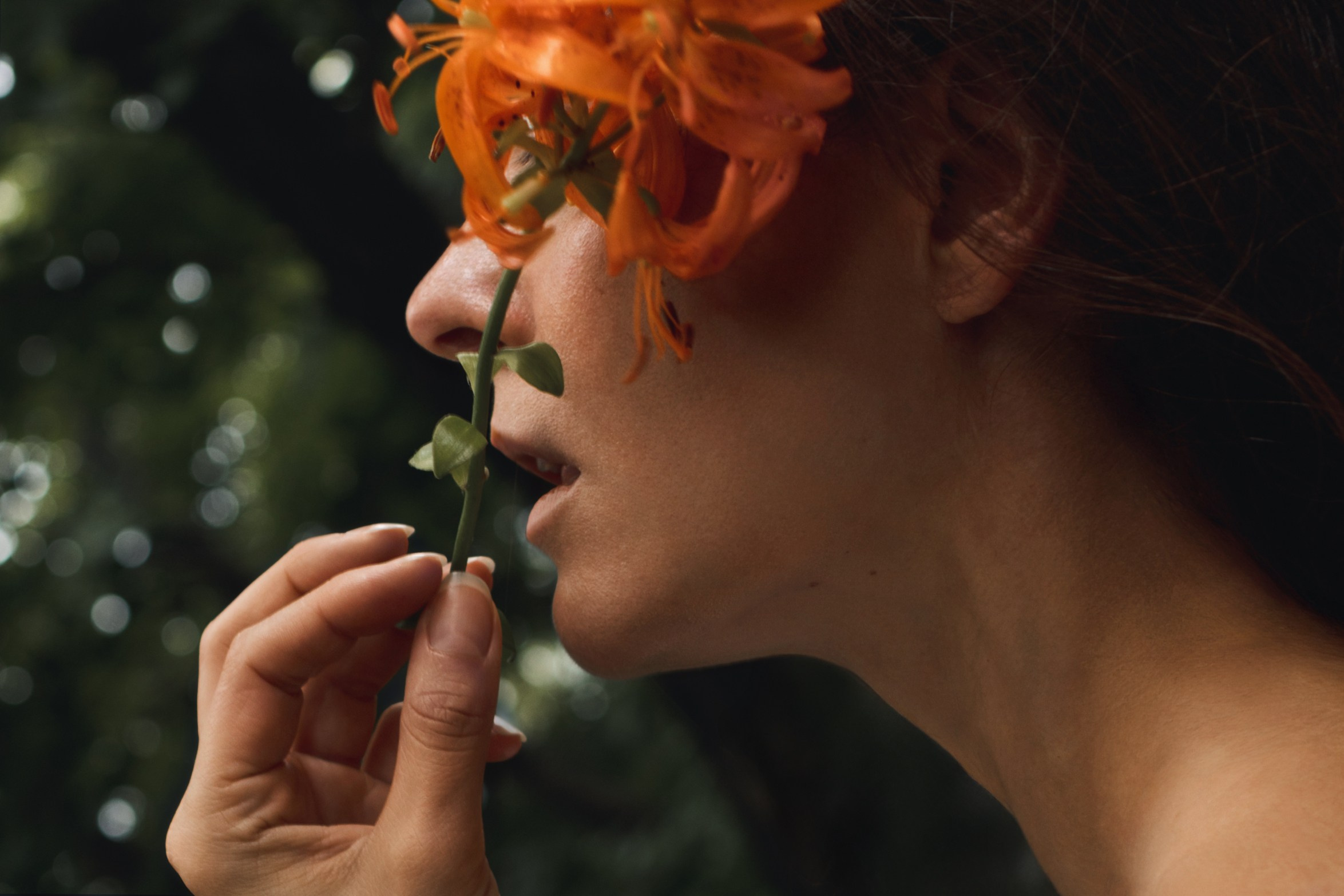 Ню фотосессия во Владивостоке. Обнаженная, голая девушка держит цветок у лица в лесу. С белой тканью. . Естественный цвет.