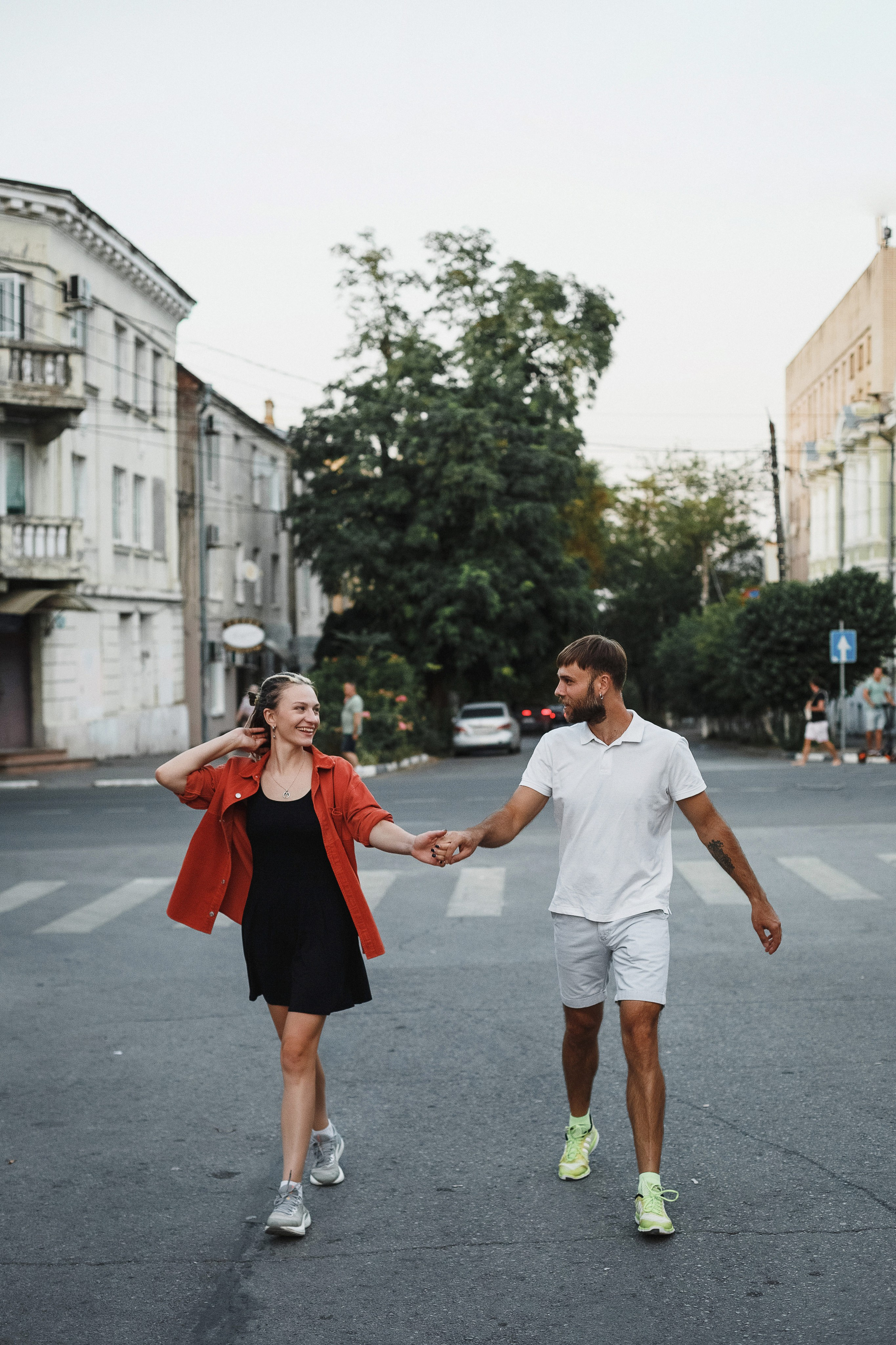 Фотосессия на Октябрьской площади Таганрога: История любви Глеба и Ани в центре города. Свадебный и семейный фотограф в Таганроге Бакарюк Антон