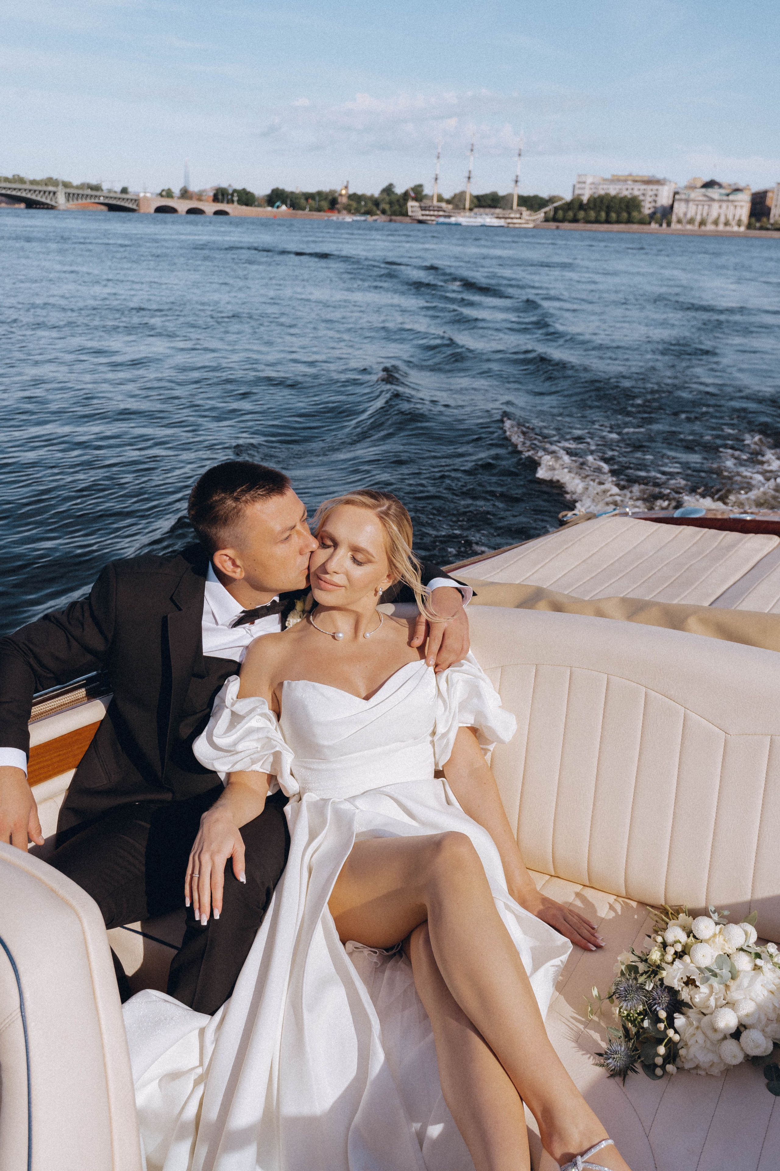 СВАДЕНБНАЯ СЬЕМКА НА КАТЕРЕ ПО КАНАЛАМ САНКТ-ПЕТЕРБУРГА И В АКВАТОРИИ НЕВЫ. Профессиональный фотограф, Санкт-Петербург — Виктория Богомолова