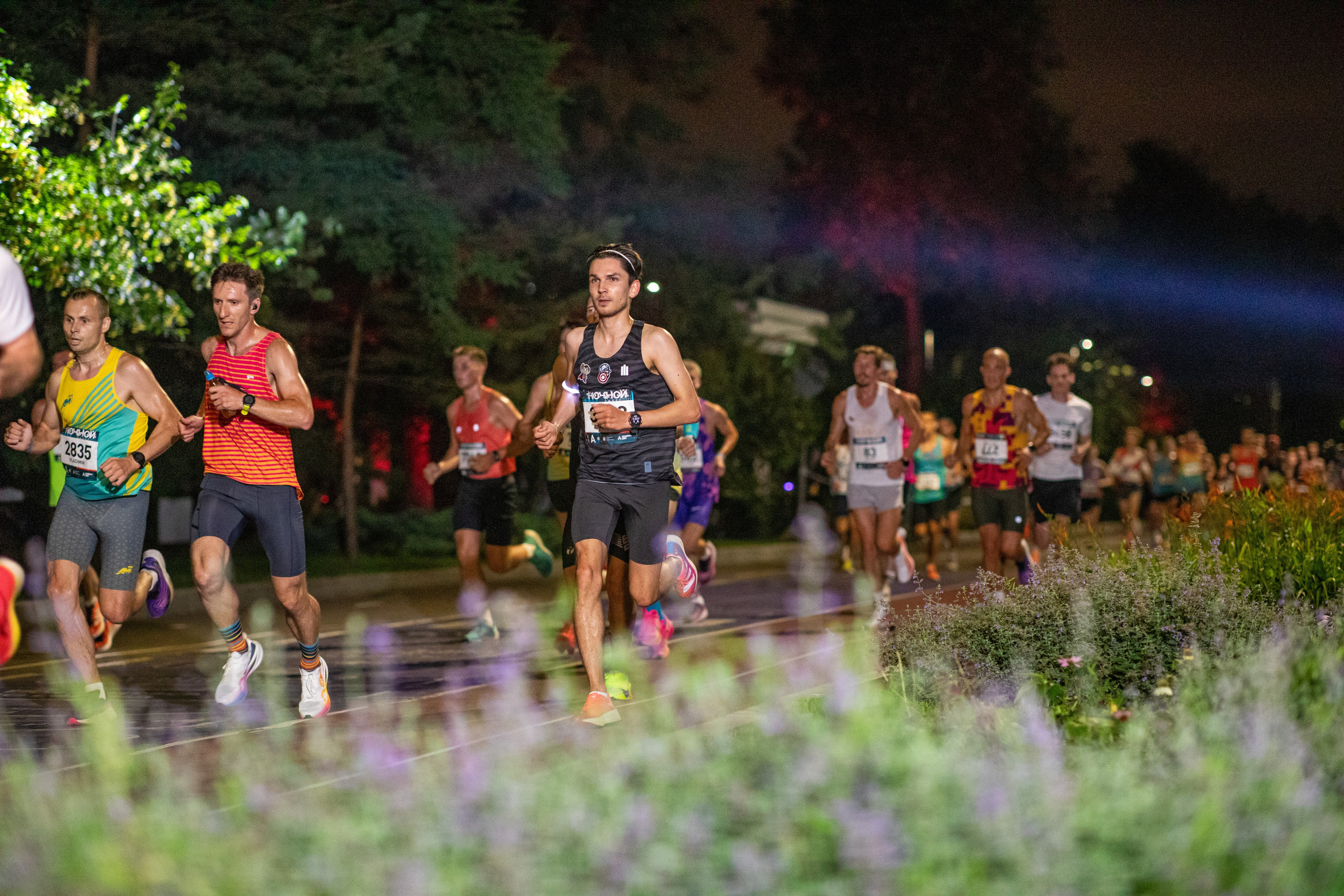 Ночной забег в ленте фотографий бегунов 03.08.24. Фотограф Сергей Ловкий