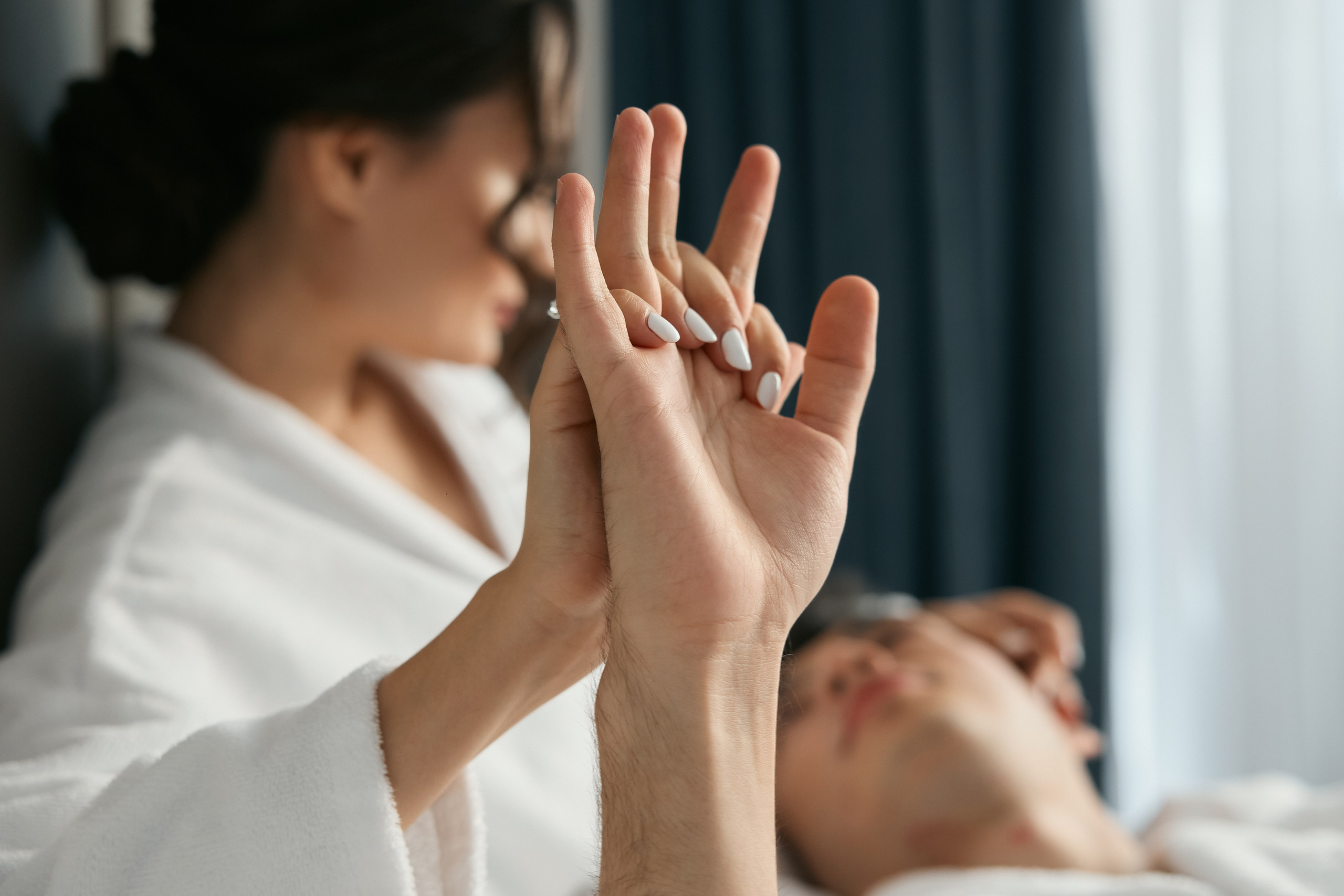 Аяз и Аделя. Свадебная фотосессия душевной пары в белых одеяниях на белых одеялах…. Мое имя Раиль. Я репортажный фотограф в Казани, так же мой любимый жанр — свадебный фотограф