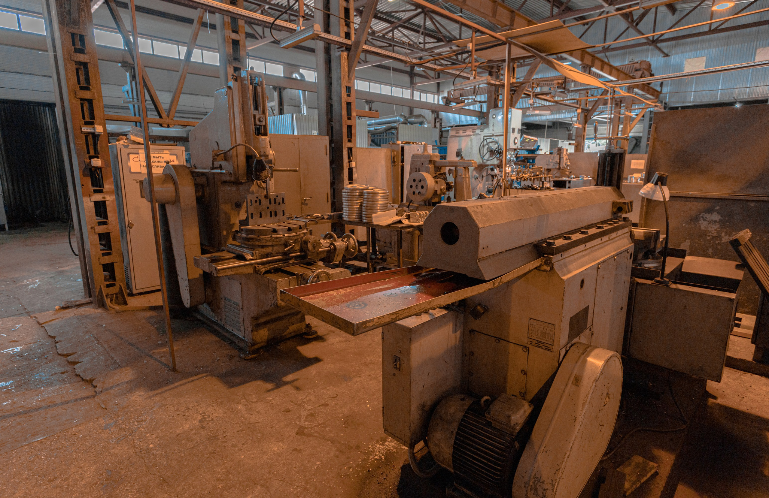 "Промышленная фотосъёмка производственного процесса: сварка, сборка, упаковка."