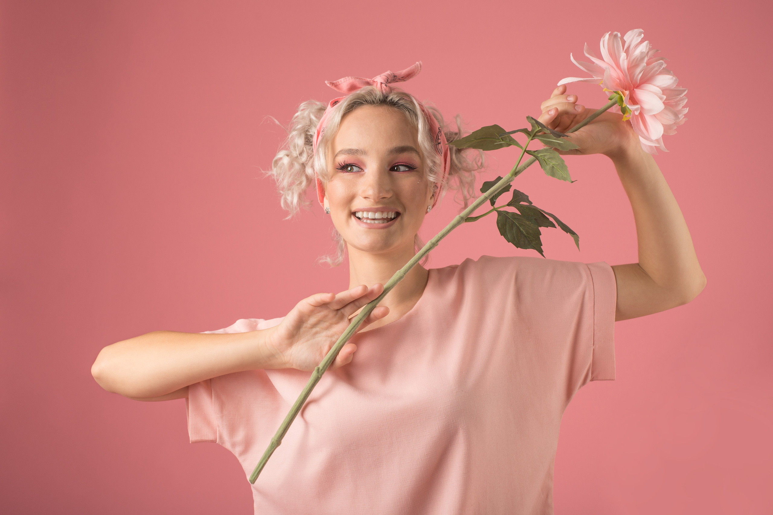 Профессиональная студийная съемка в Сочи, девушка на розовом фоне в образе барби. Предметный и фудфотограф в Сочи Дарина Погодаева