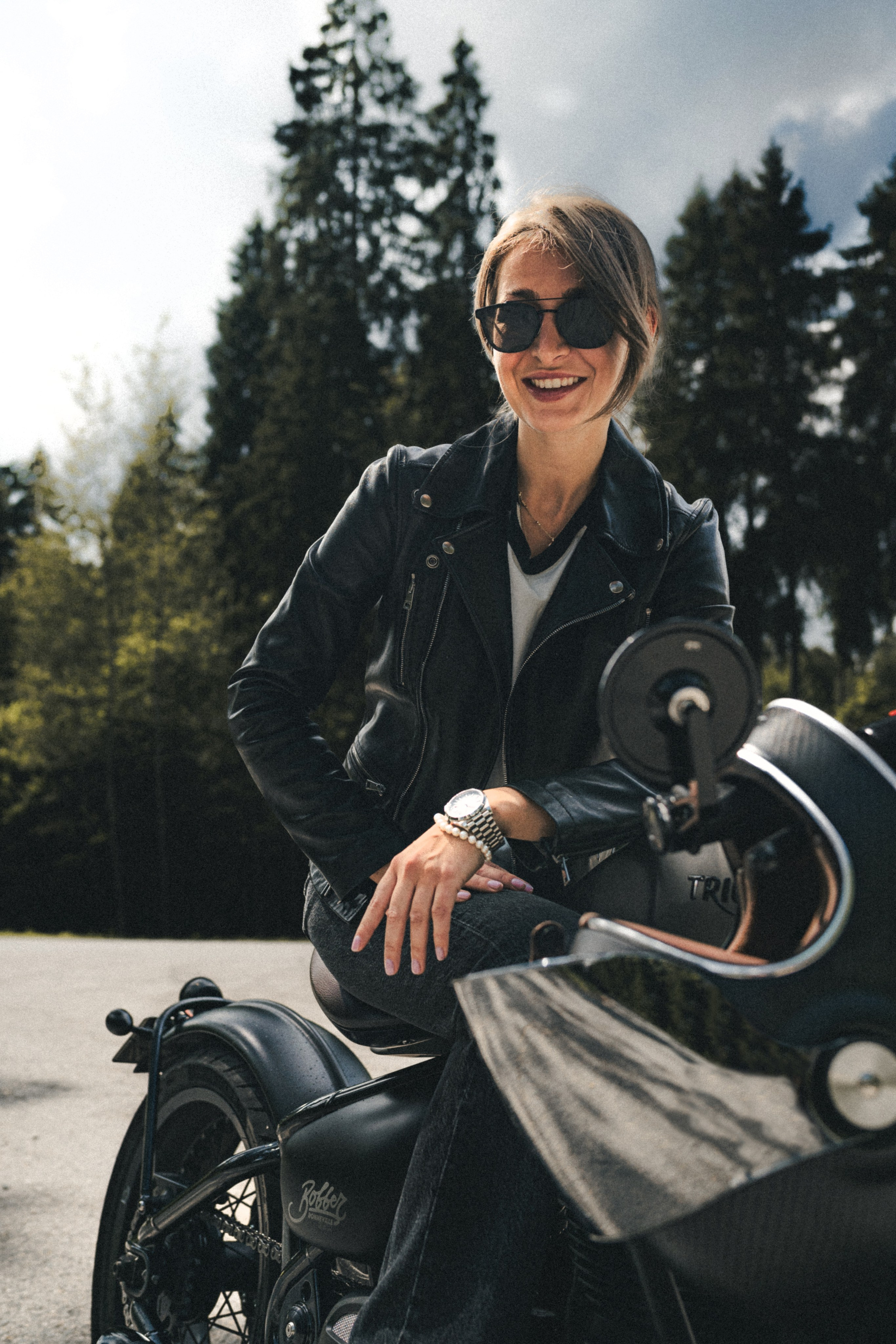 Портретная фотосессия с мотоциклом Triumph Bobber 1200. Фотограф Илья К. в Москве