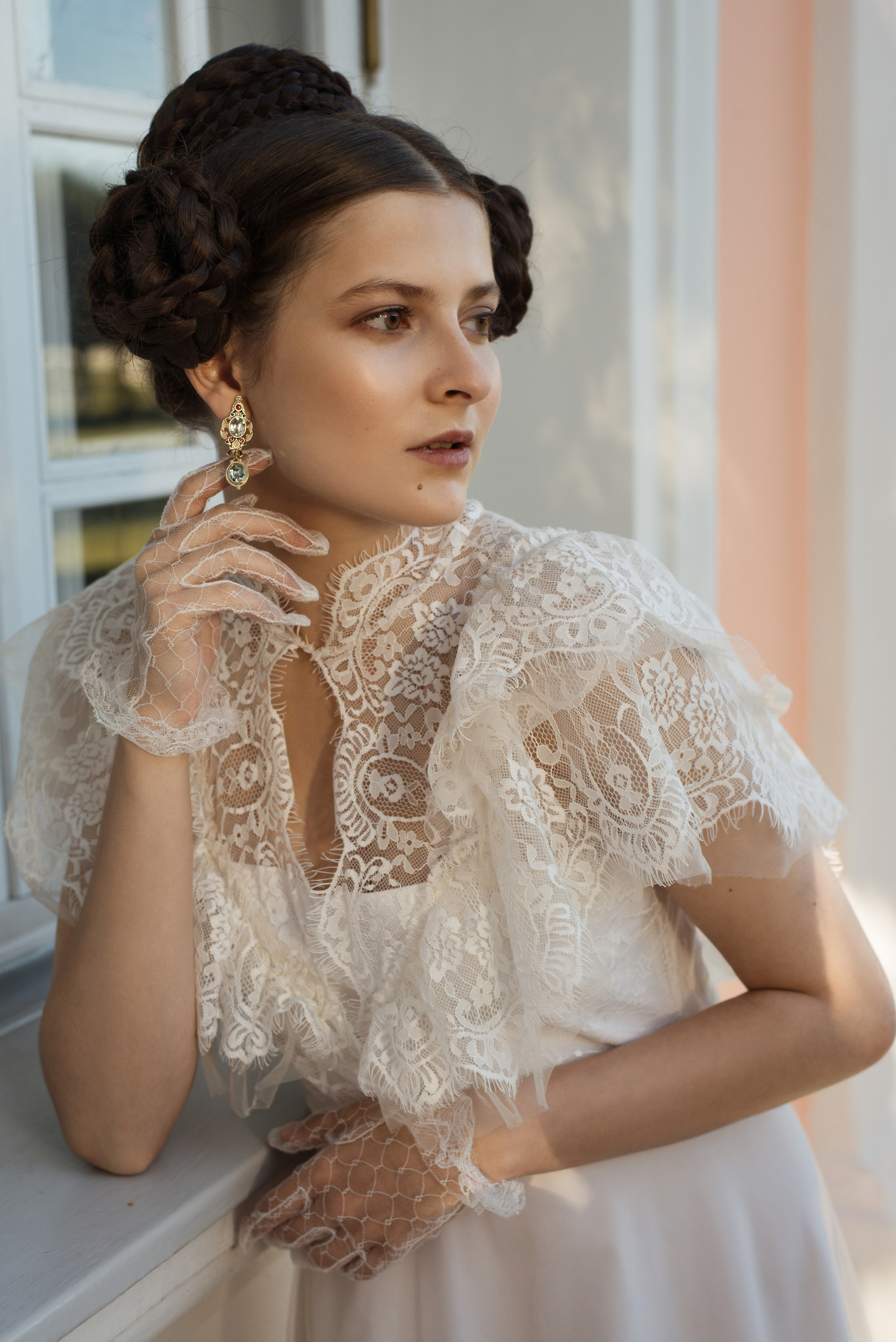 Тематическая фотосессия 19 век в белом платье и перчатках