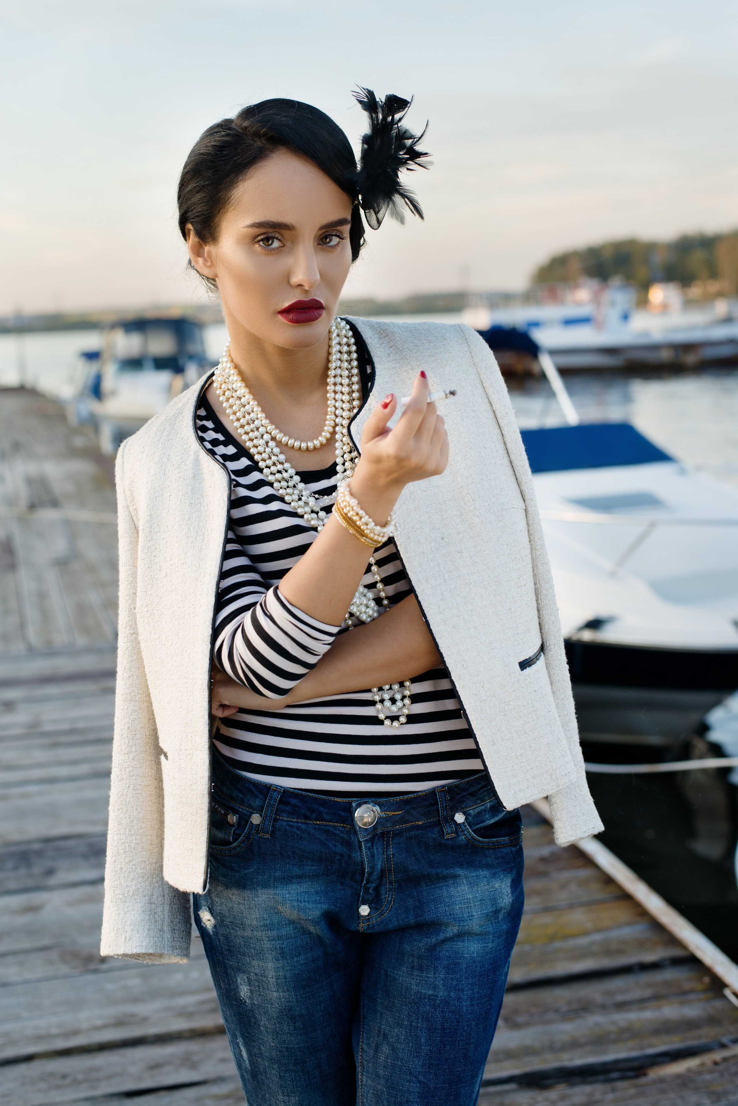 Фотопортрет девушки в жакете Шанель на фоне яхты