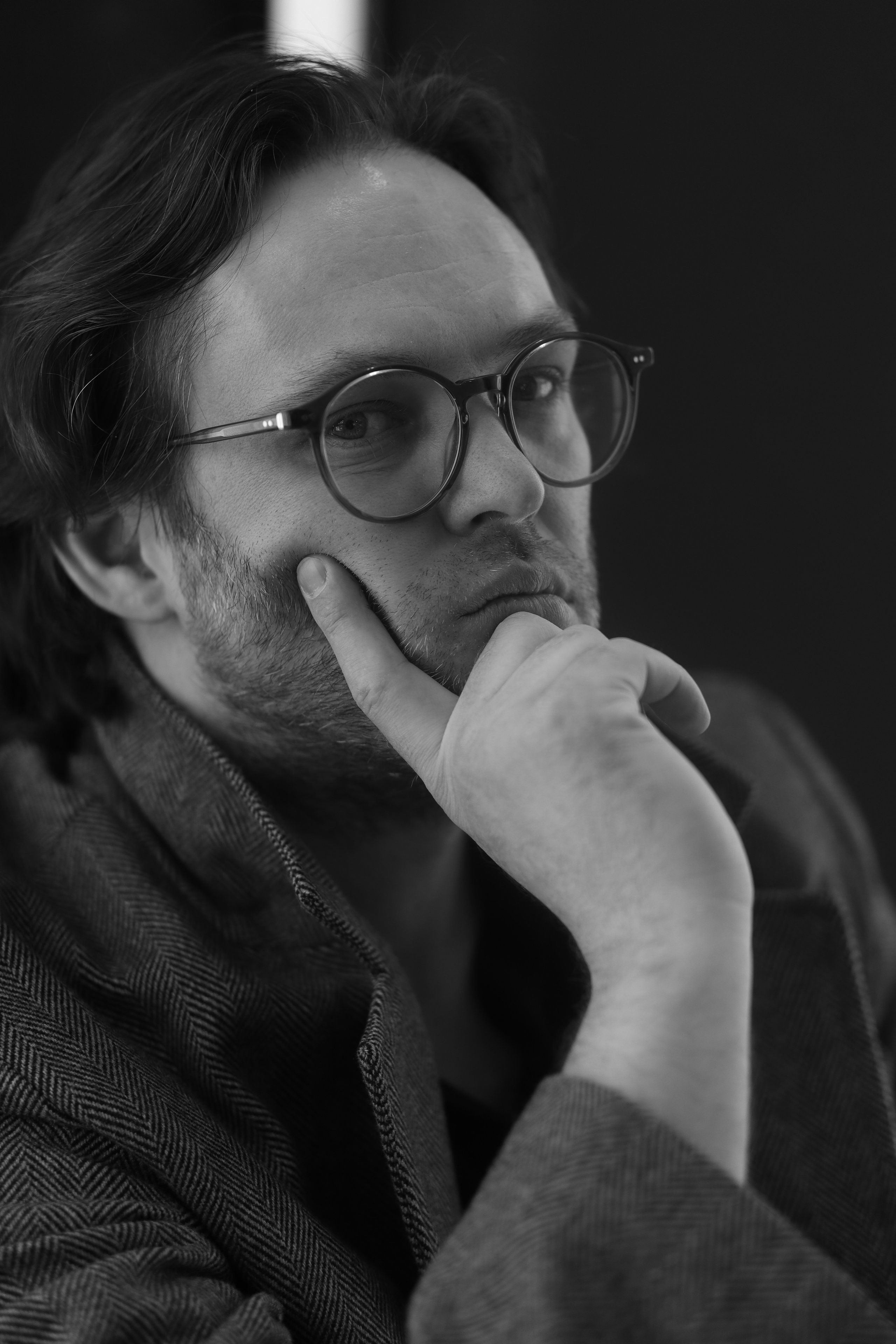 портрет мужчины в очках