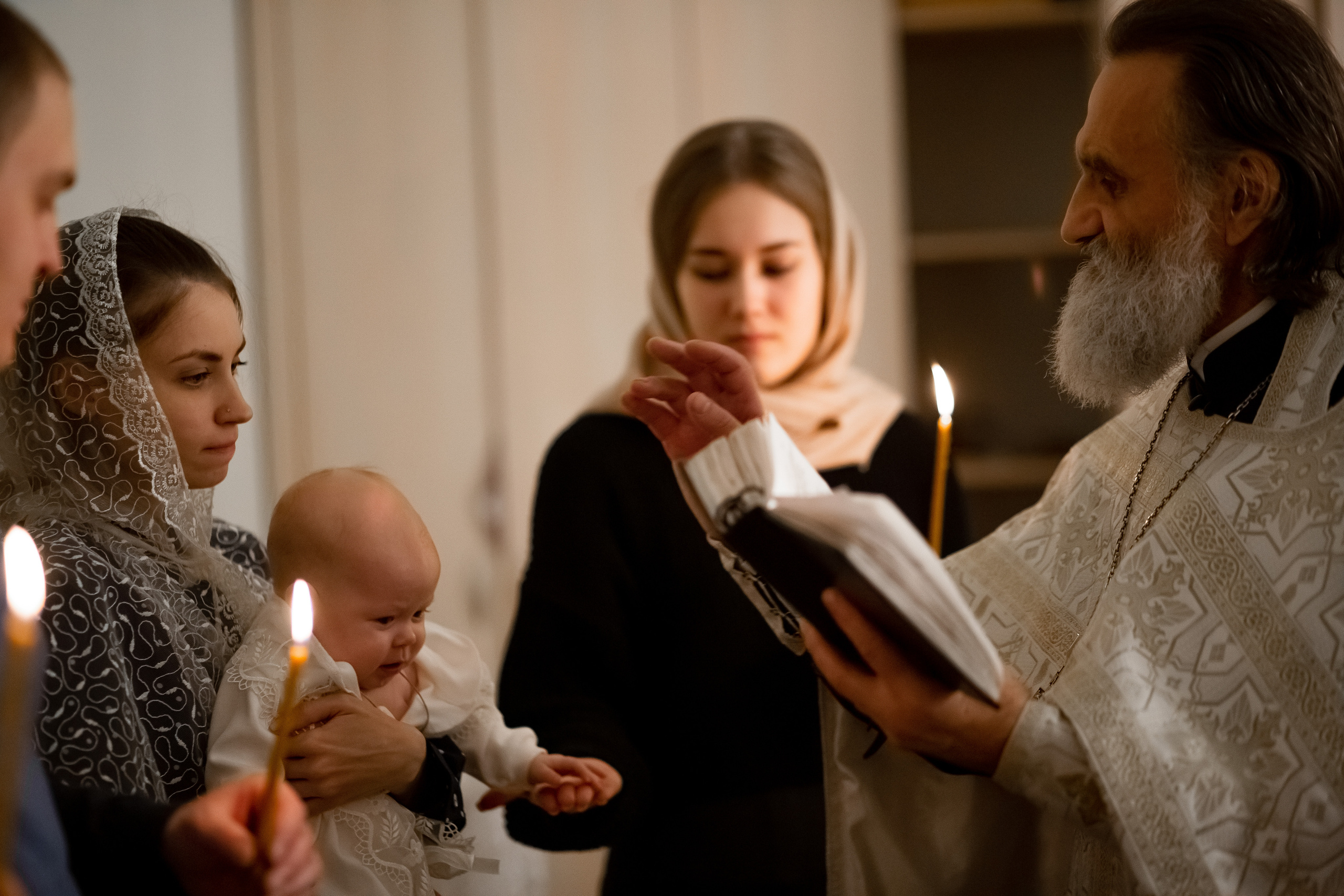 Таинство крещения в храме г. Звенигрод. Фотограф Олеся Бакалина