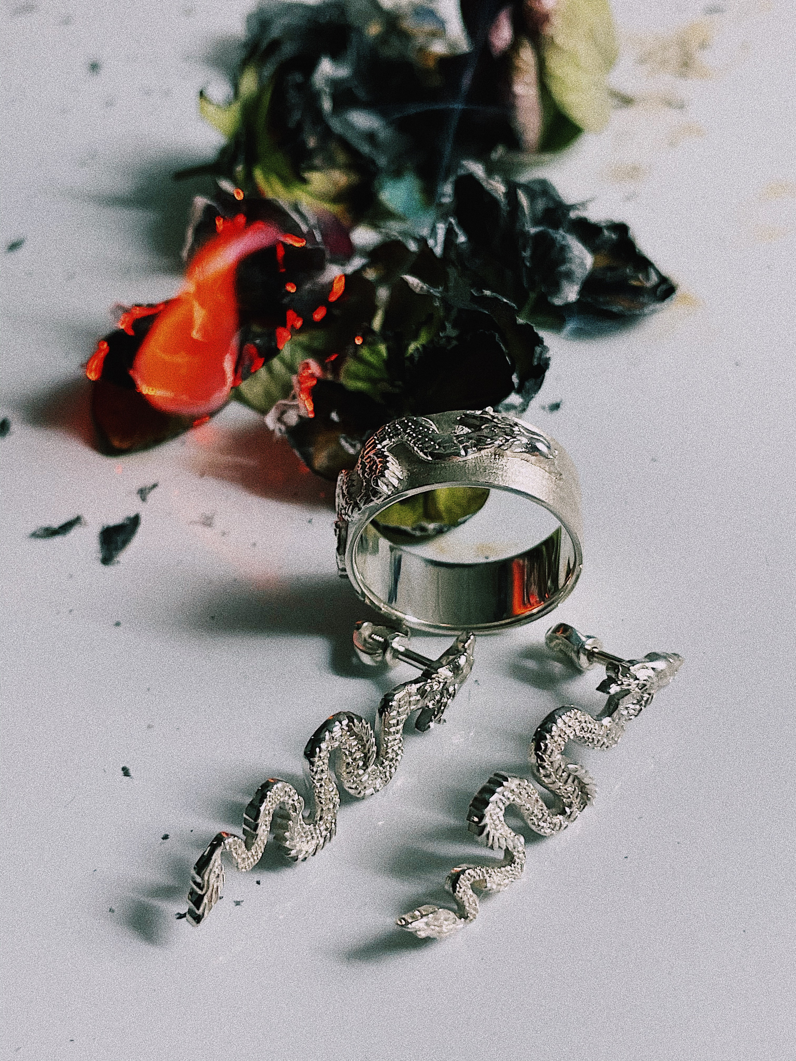 Гарнитур "Дракон" из серебра 925 пробы, родирование.